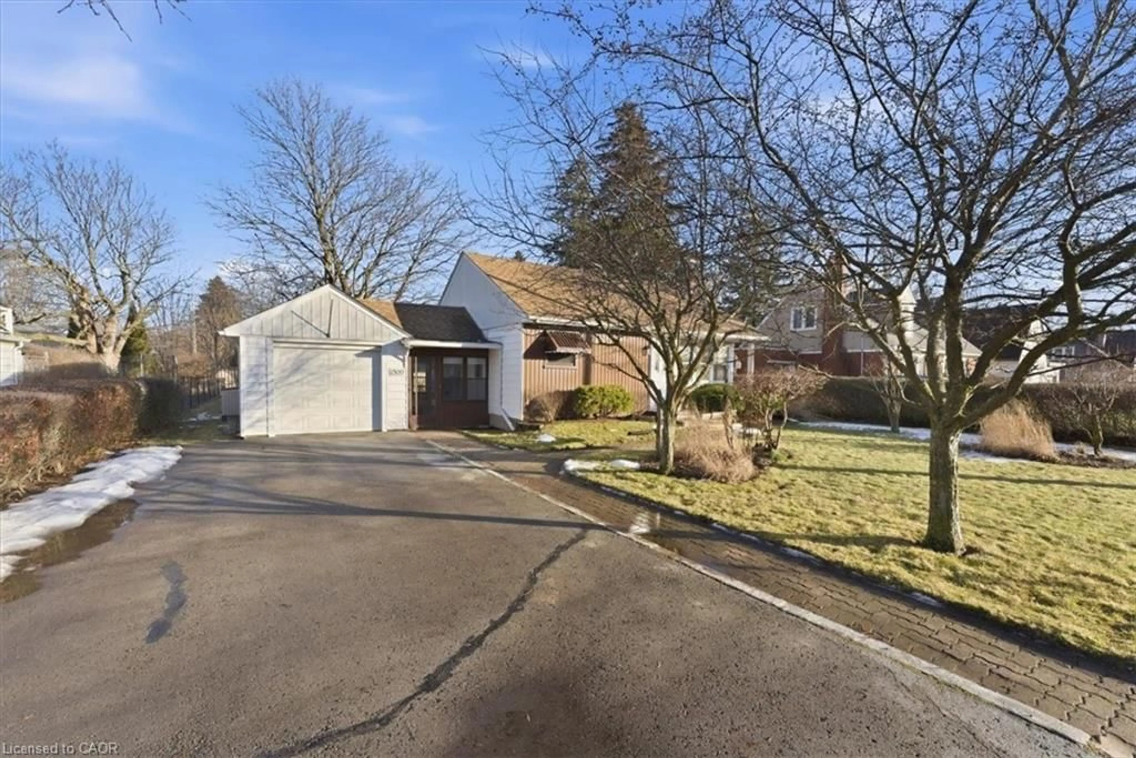 A pic from outside/outdoor area/front of a property/back of a property/a pic from drone, street for 1509 Haist St, Fonthill Ontario L0S 1E0