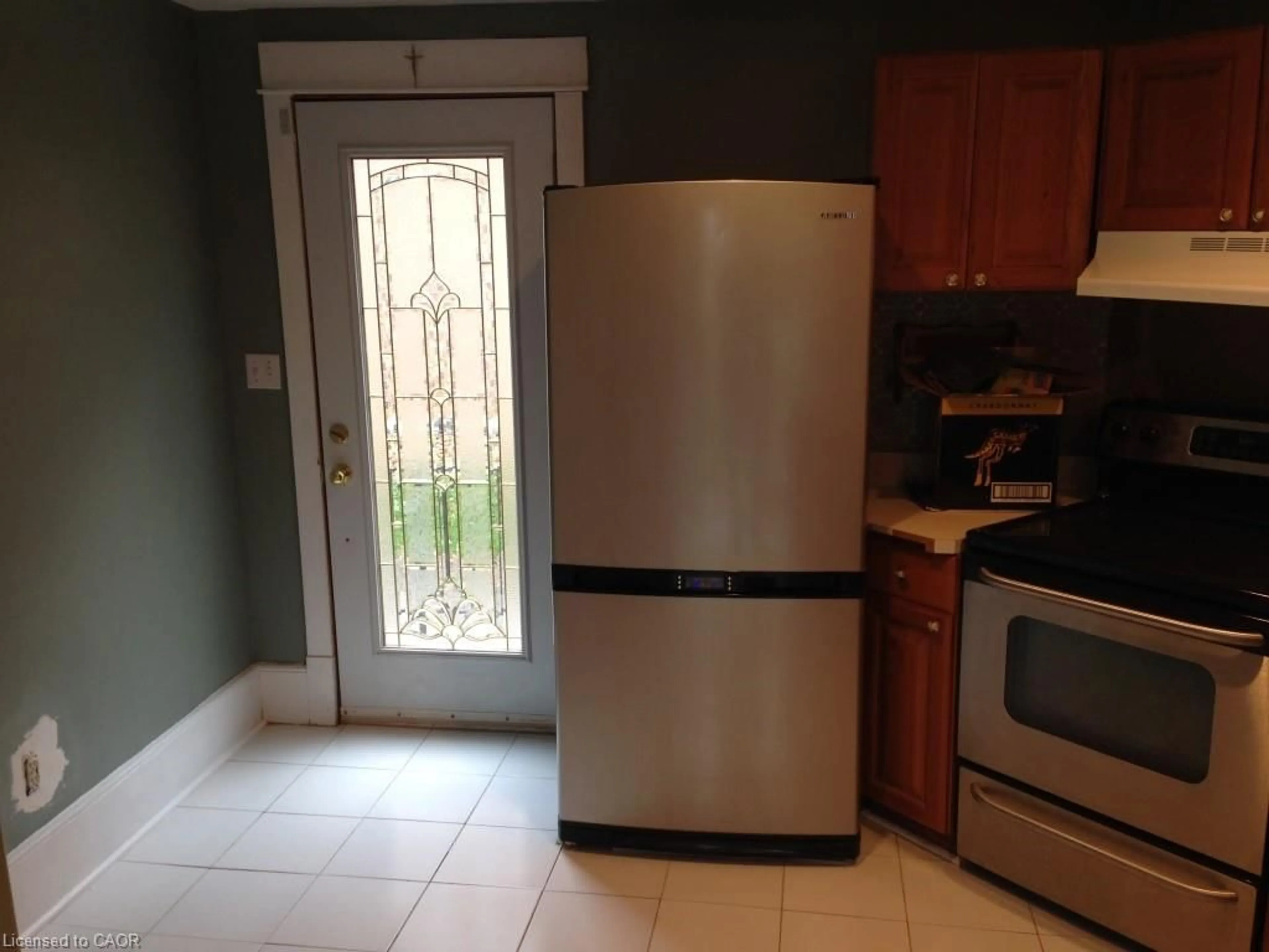 Standard kitchen, unknown for 32 Rousseaux St, Ancaster Ontario L9G 2W5