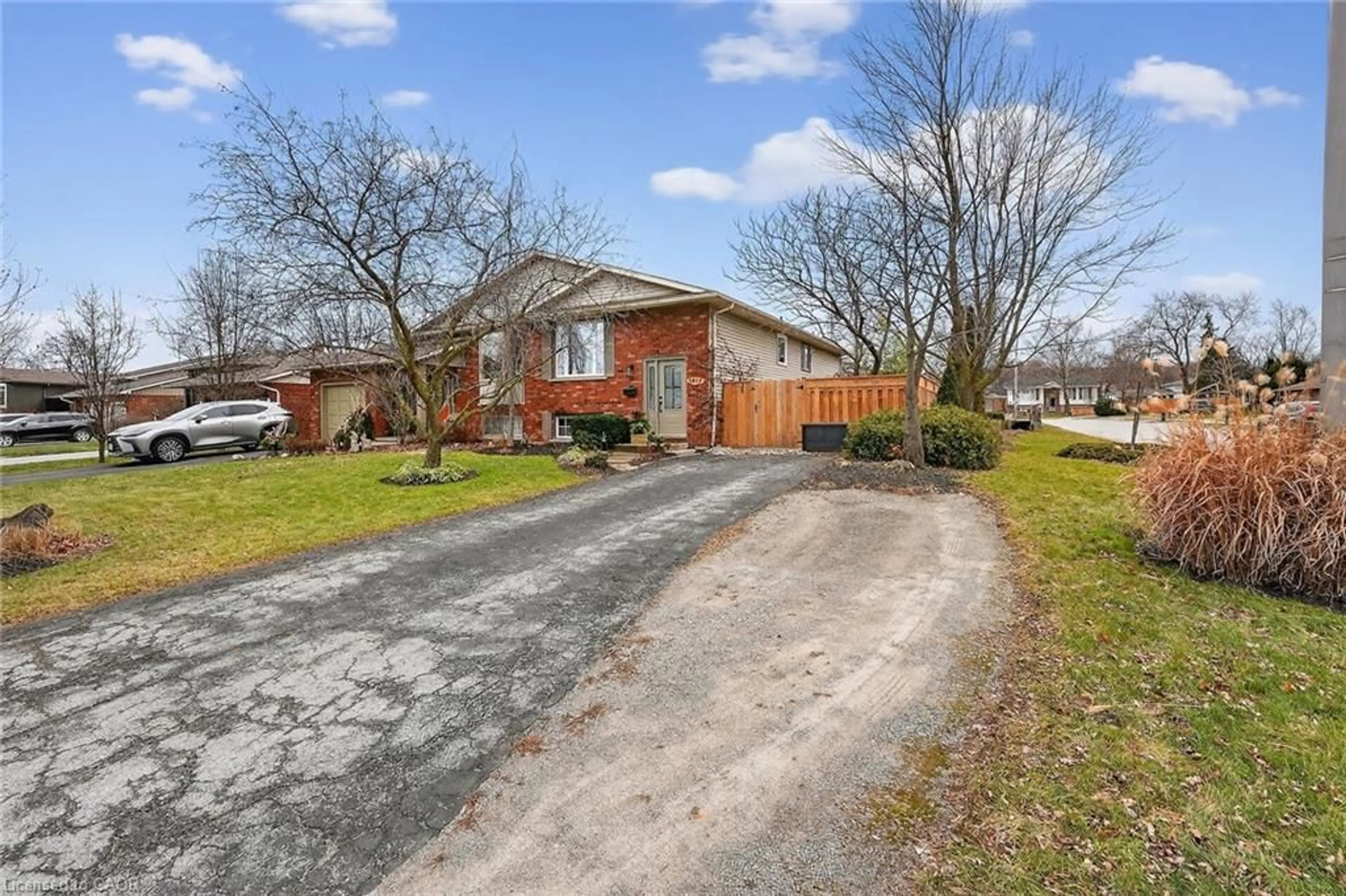 A pic from outside/outdoor area/front of a property/back of a property/a pic from drone, street for 3917 Vineyard Cres, Vineland Ontario L0R 2C0