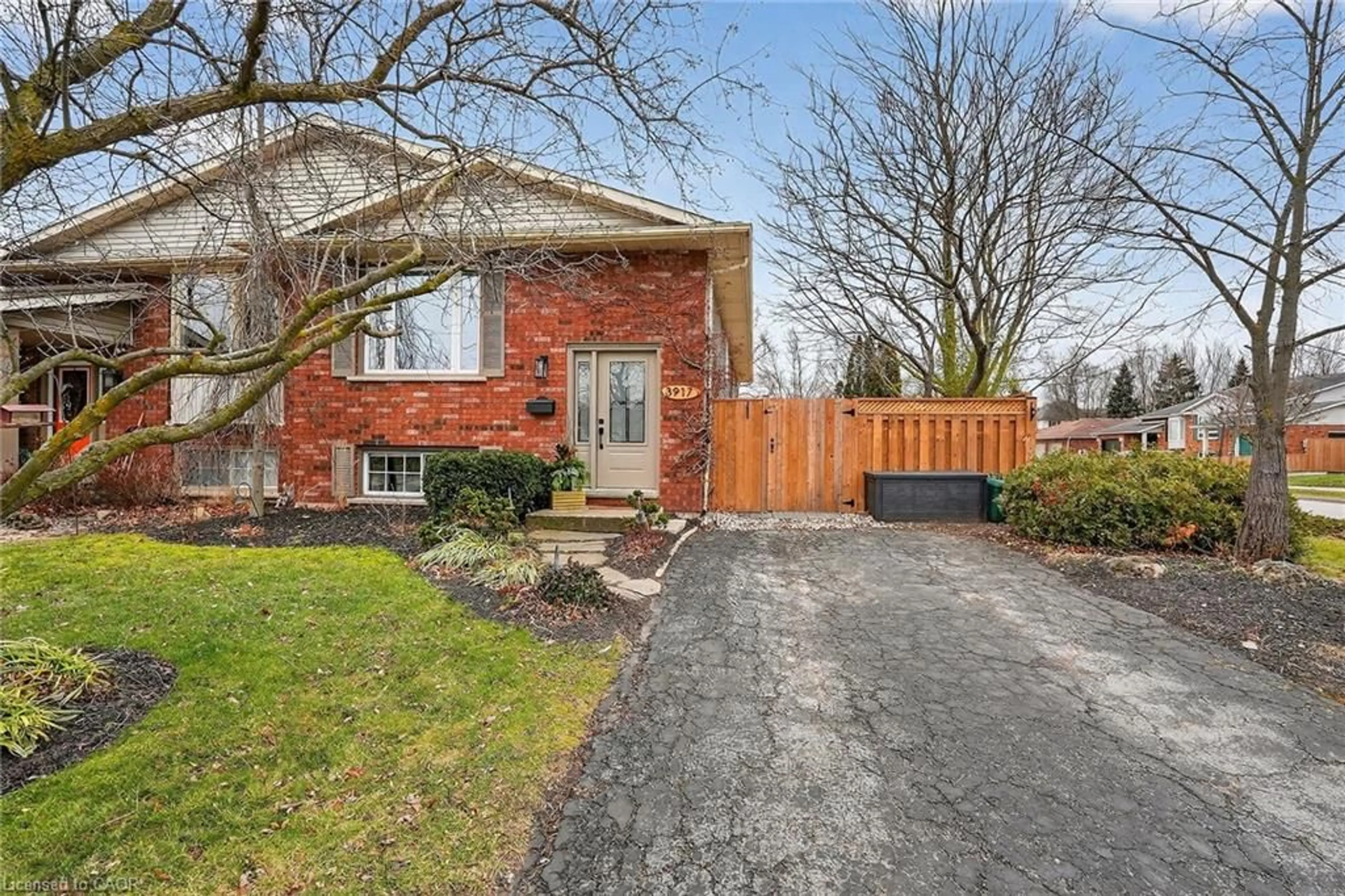 Home with brick exterior material, street for 3917 Vineyard Cres, Vineland Ontario L0R 2C0