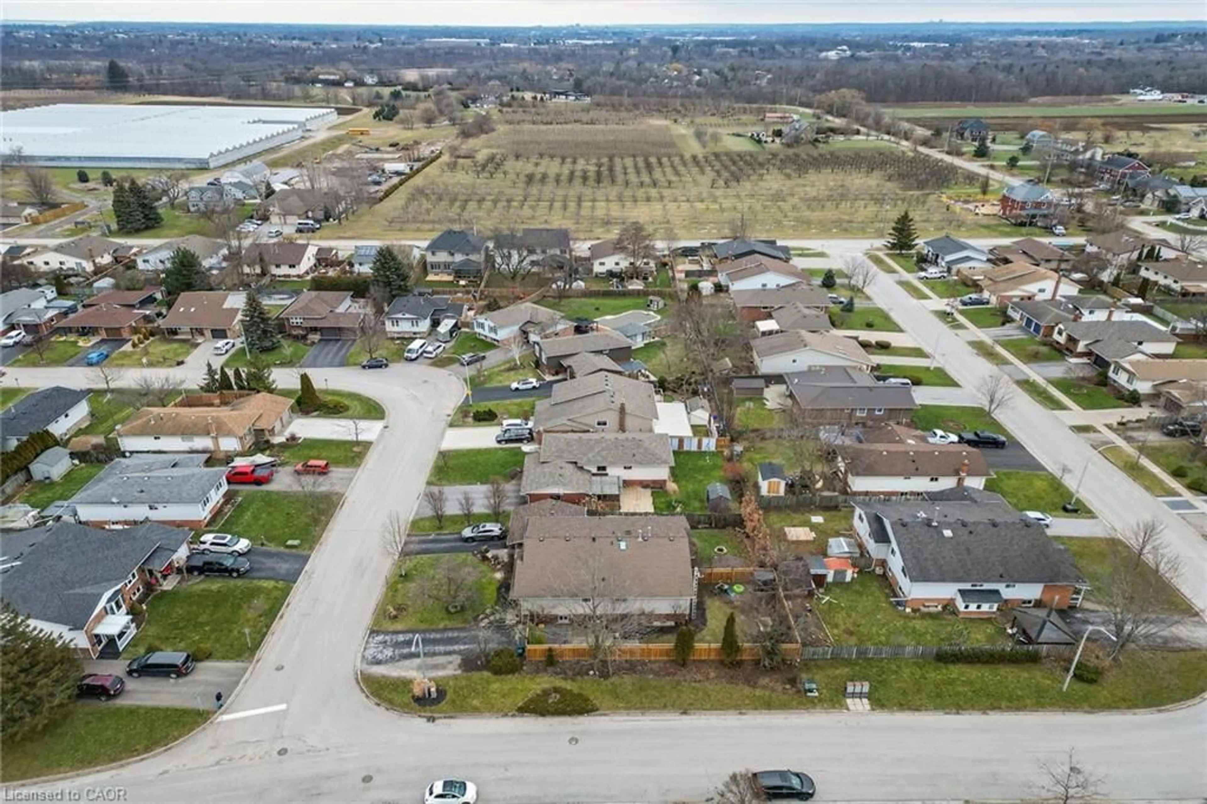 A pic from outside/outdoor area/front of a property/back of a property/a pic from drone, street for 3917 Vineyard Cres, Vineland Ontario L0R 2C0