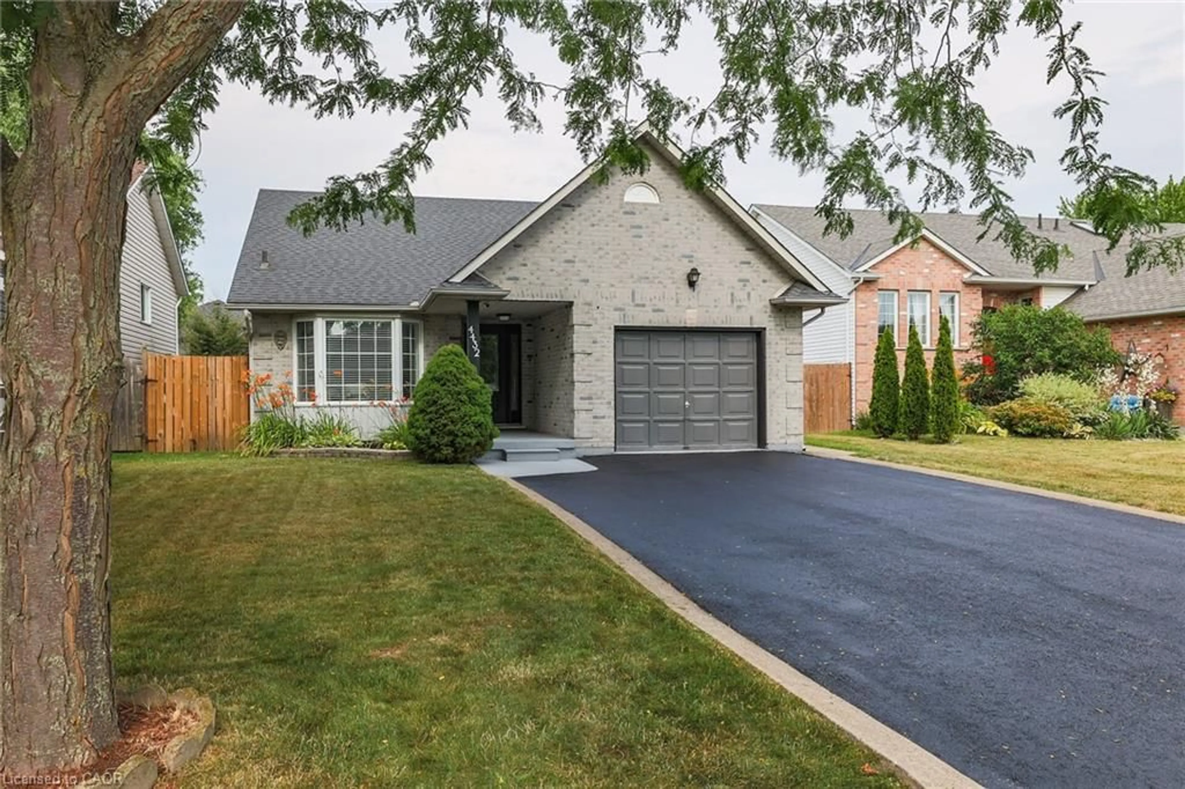 Home with brick exterior material, street for 4432 Dennis Ave, Beamsville Ontario L3J 0E3