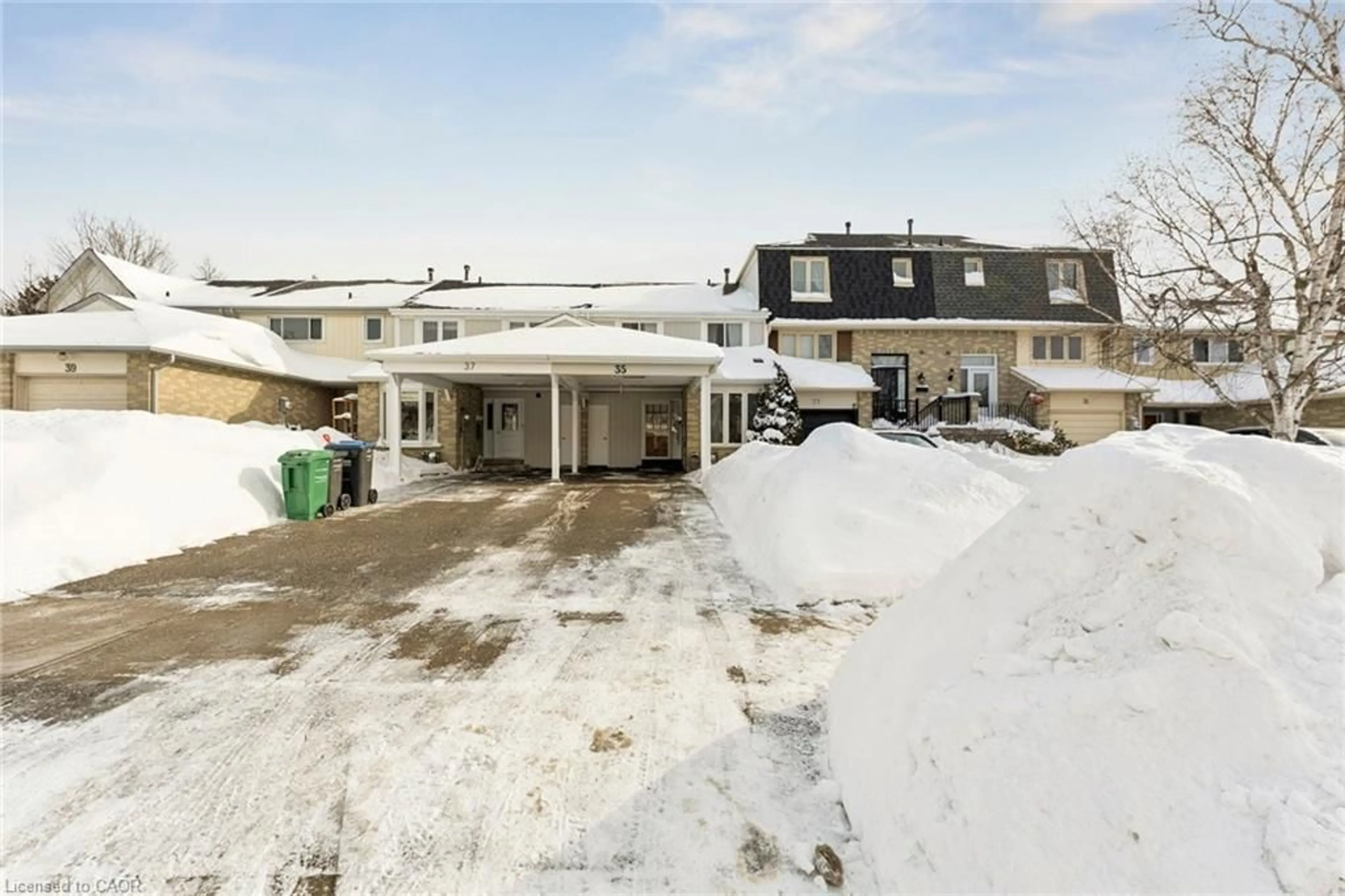 A pic from outside/outdoor area/front of a property/back of a property/a pic from drone, street for 35 Primrose Cres, Brampton Ontario L6Z 1E1