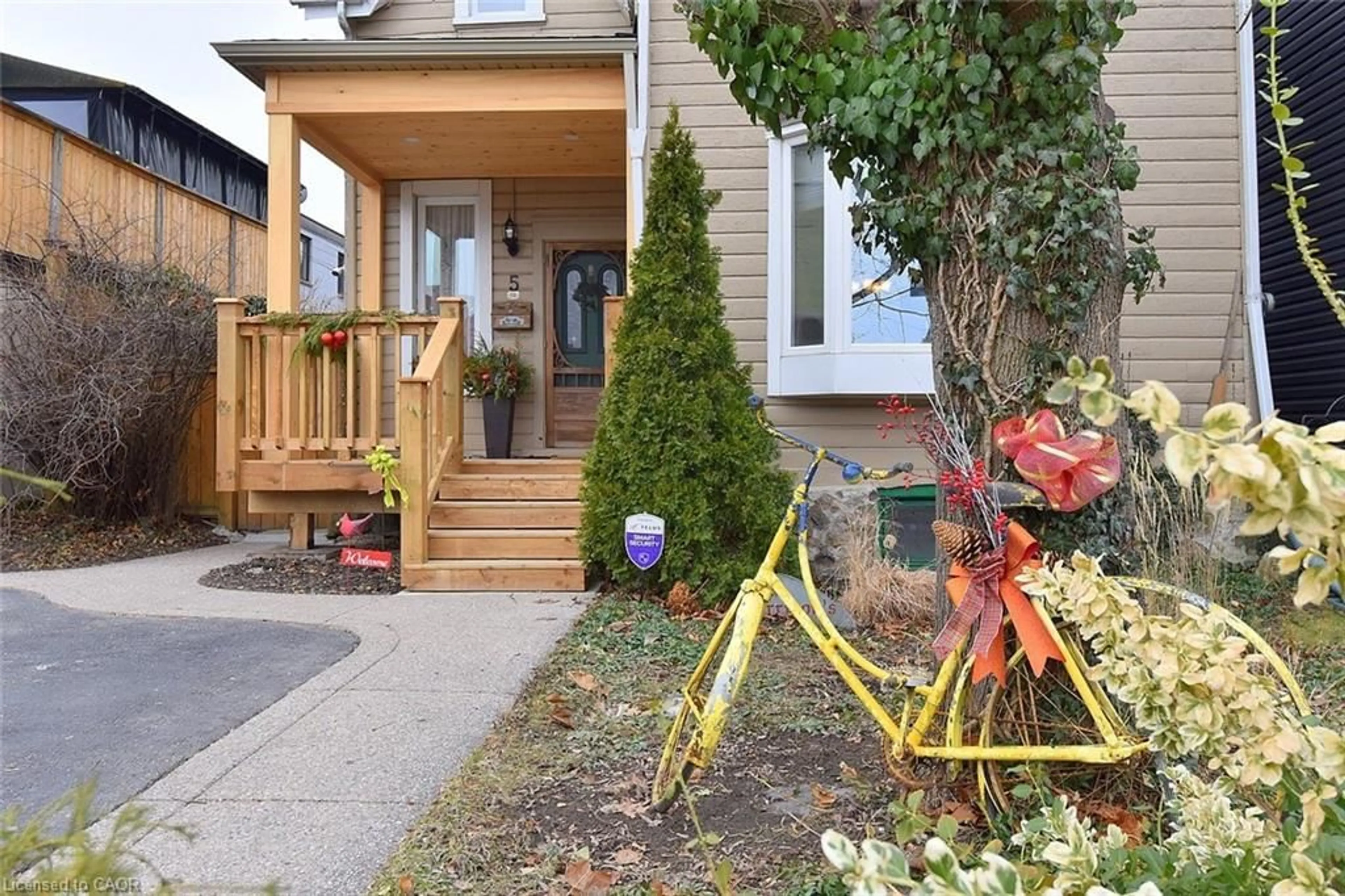 Patio, street for 5 Chatham St, Hamilton Ontario L8P 2B3