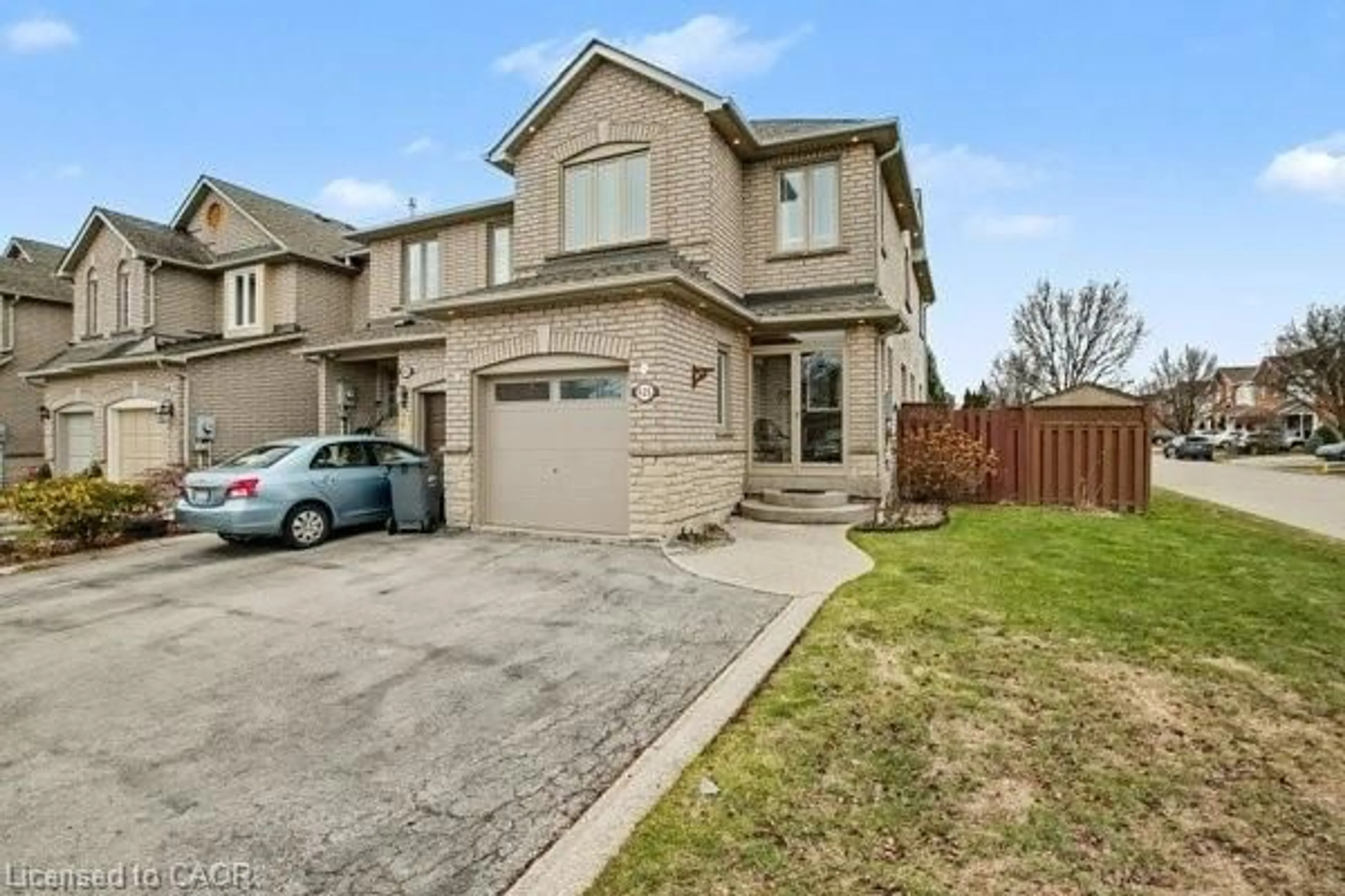 A pic from outside/outdoor area/front of a property/back of a property/a pic from drone, street for 425 Taylor Cres, Burlington Ontario L7L 6J9