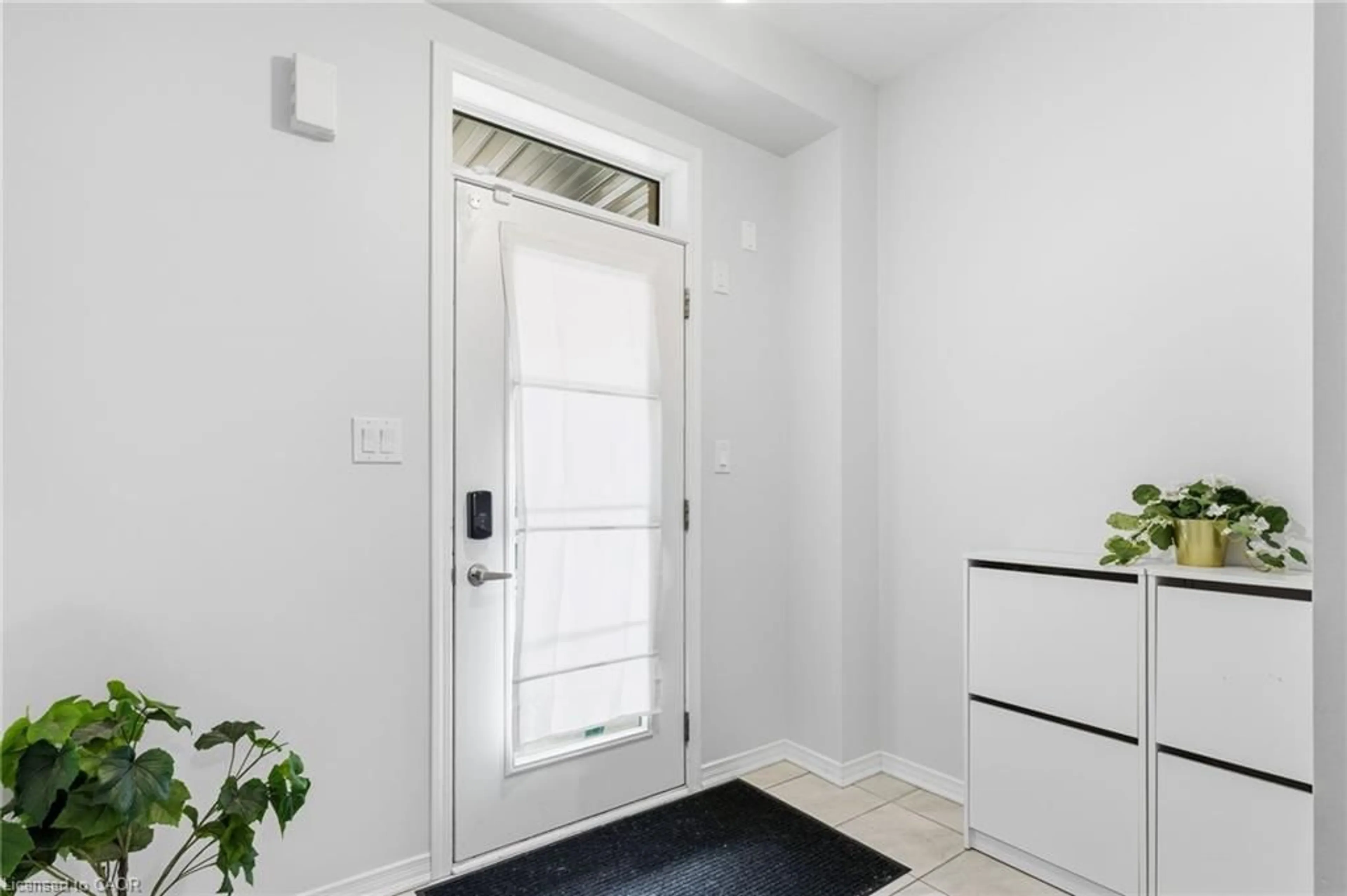 Indoor entryway for 54 Oaktree Dr, Caledonia Ontario N3W 0E7