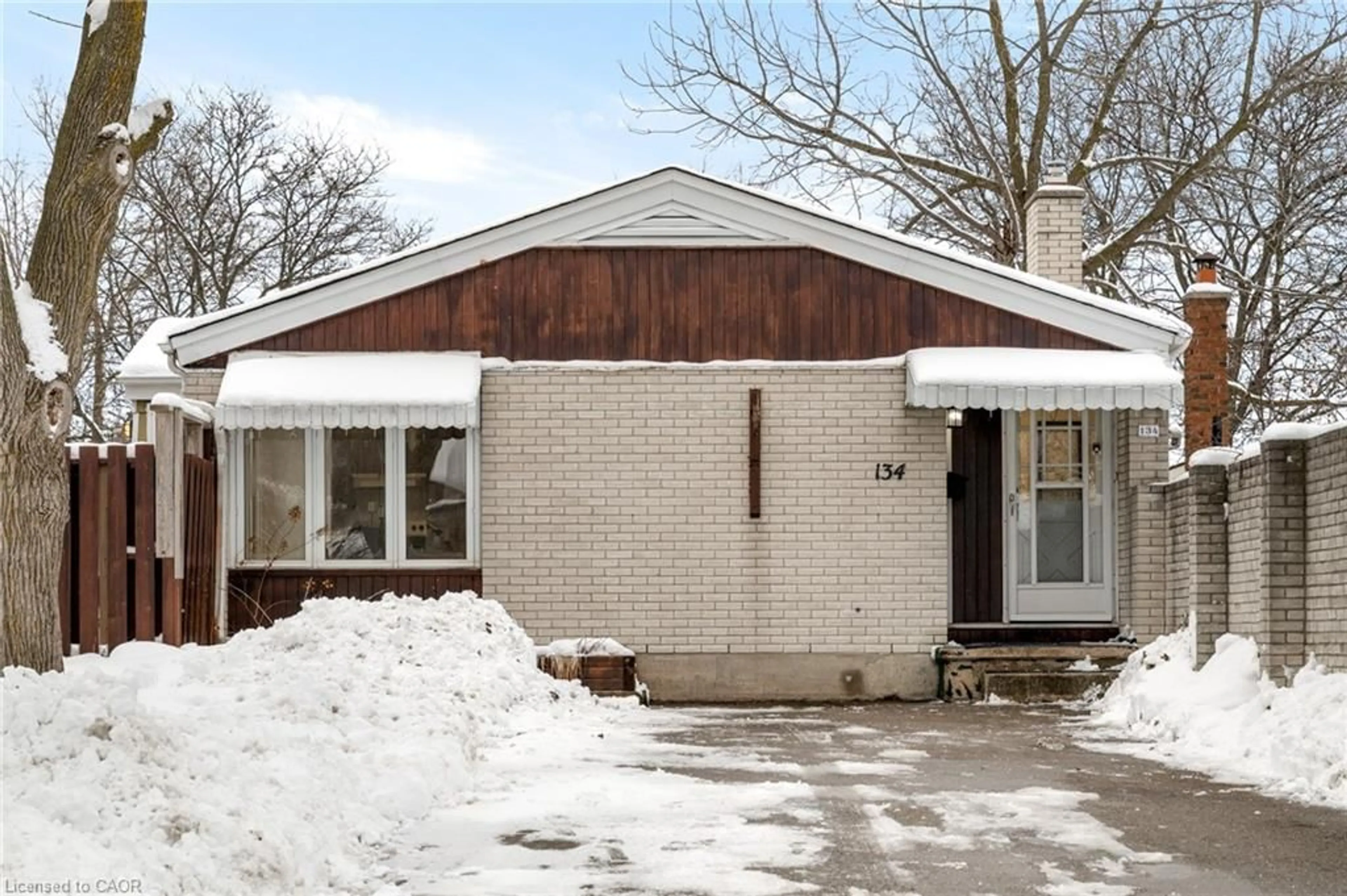 Home with brick exterior material, street for 134 Pepperwood Cres, Kitchener Ontario N2A 2R3