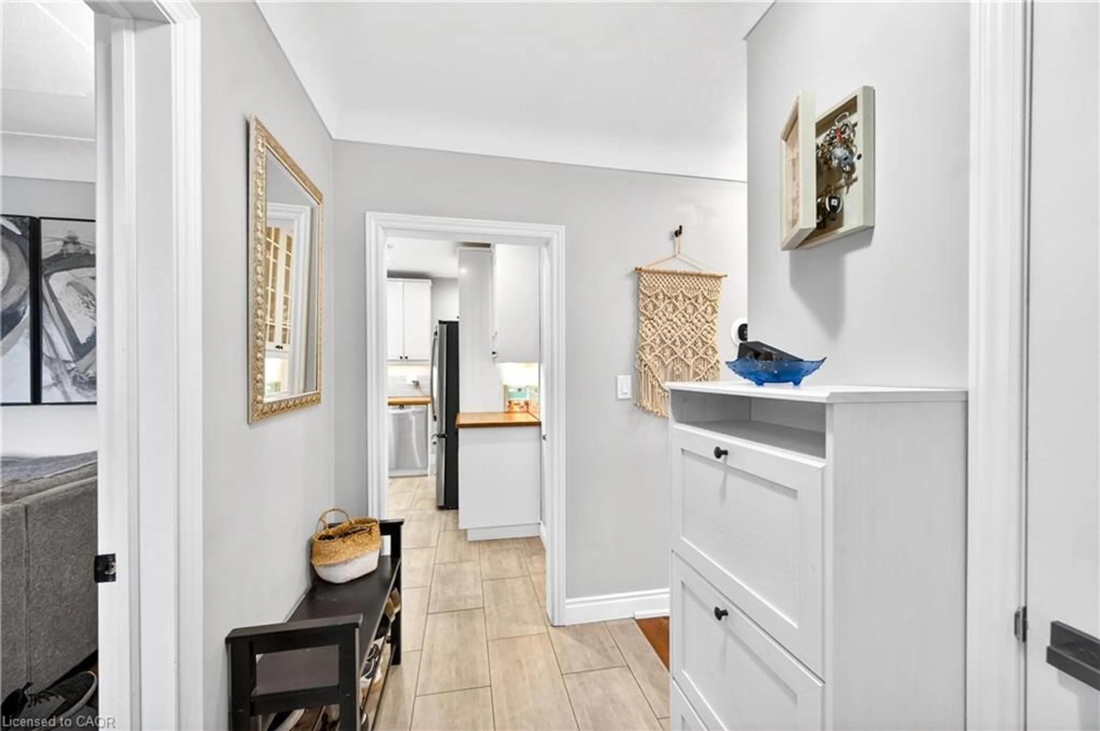 Indoor entryway for 100 Ferndale Ave, Hamilton Ontario L8K 4L6