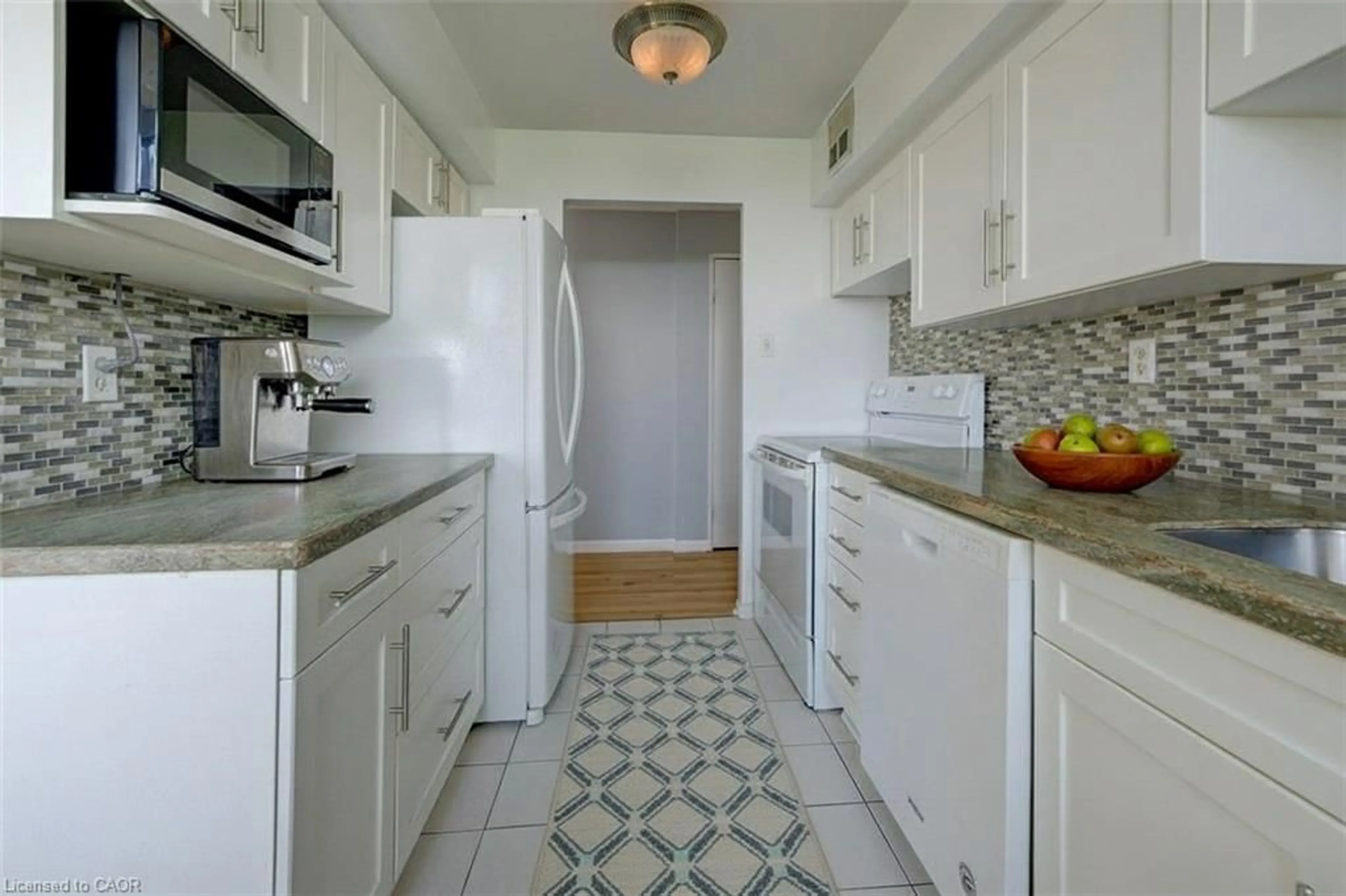 Standard kitchen, ceramic/tile floor for 6500 Montevideo Rd #1014, Mississauga Ontario L5N 3T6