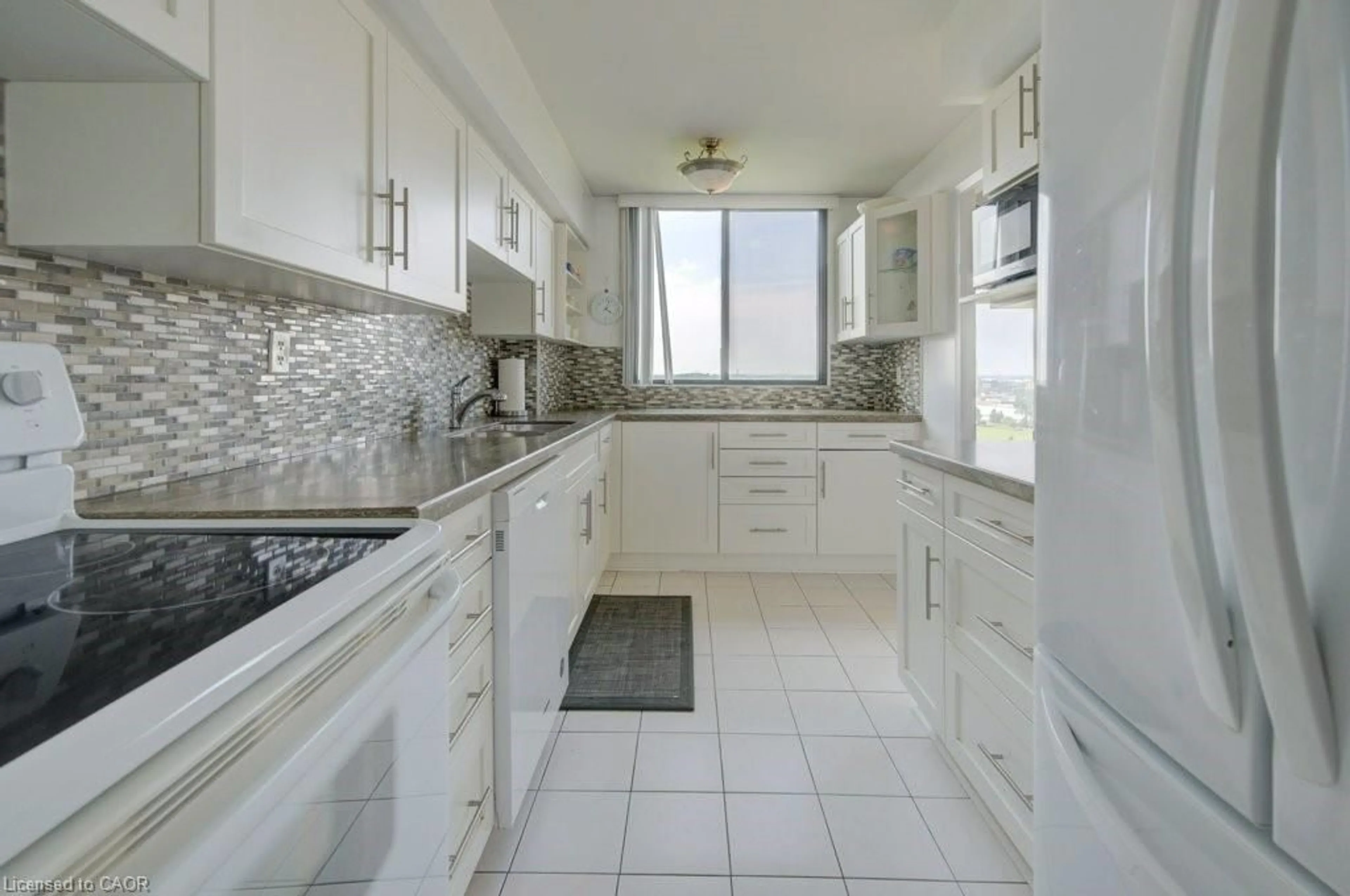 Standard kitchen, ceramic/tile floor for 6500 Montevideo Rd #1014, Mississauga Ontario L5N 3T6