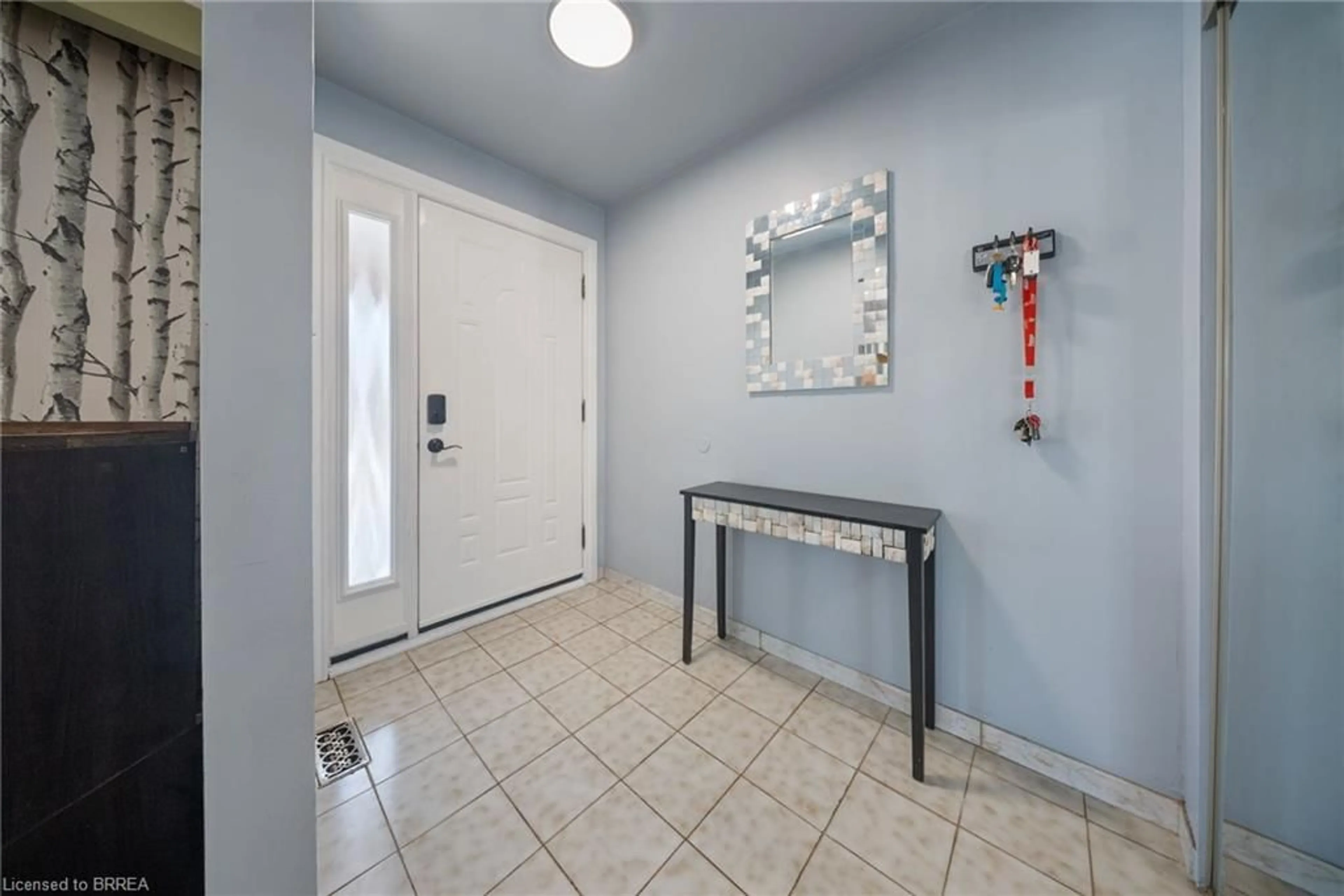 Indoor entryway for 330 East 18th St, Hamilton Ontario L9A 4P8
