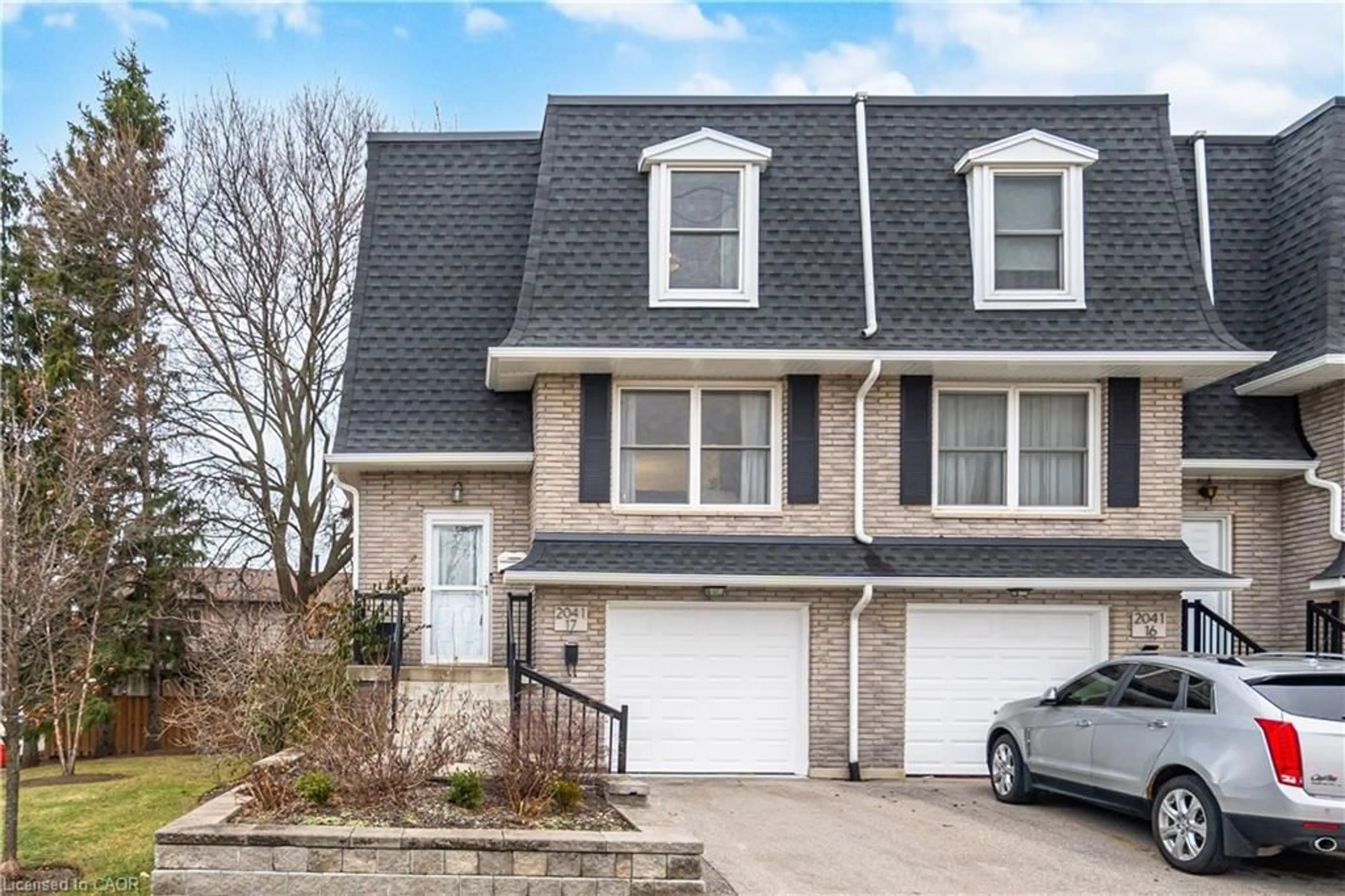 Home with vinyl exterior material, street for 2041 Amherst Heights Crt #17, Burlington Ontario L7P 3R2