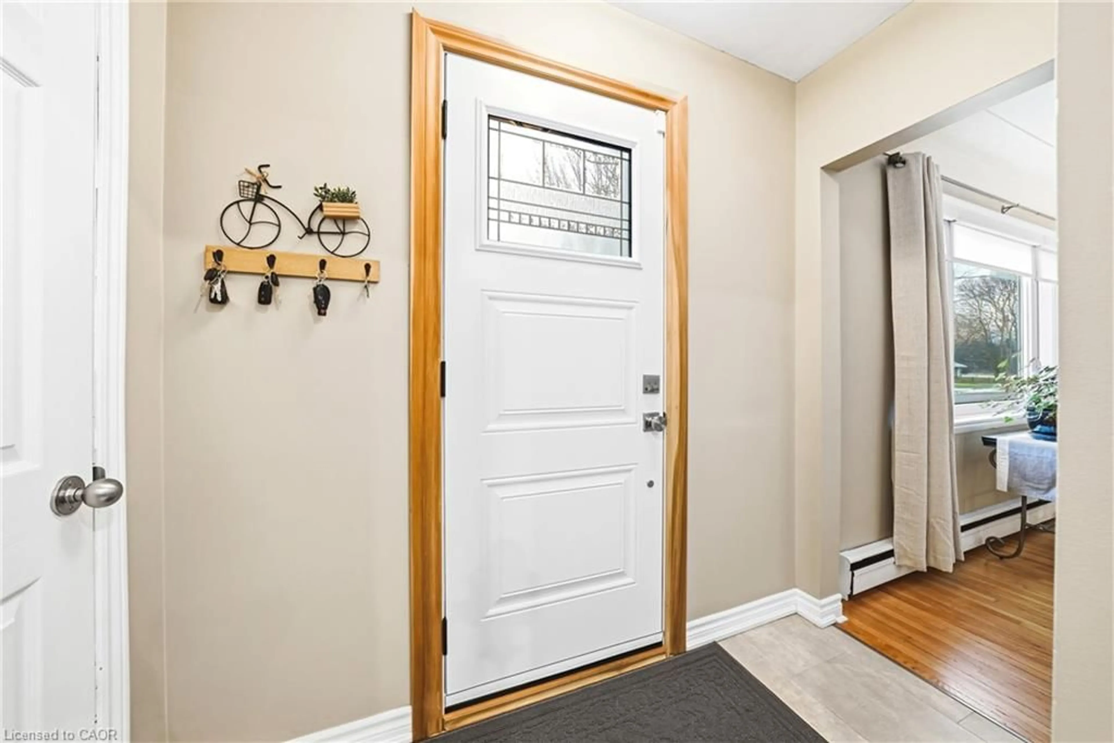 Indoor entryway for 1007 Pine St, Dunnville Ontario N1A 2N1