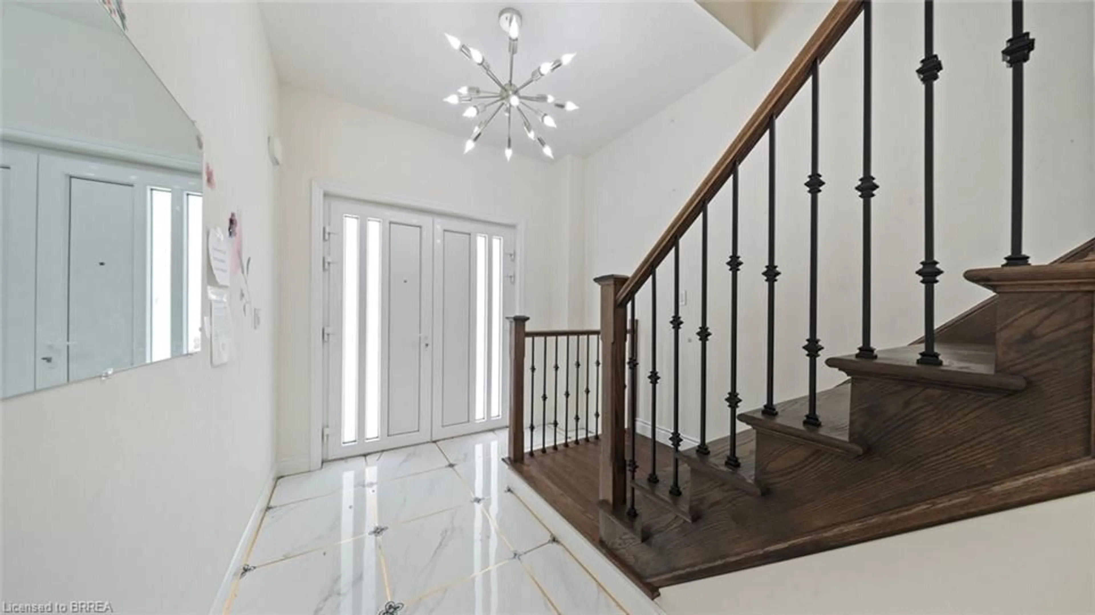 Indoor foyer for 26 Grandville Cir, Paris Ontario N3L 0A9