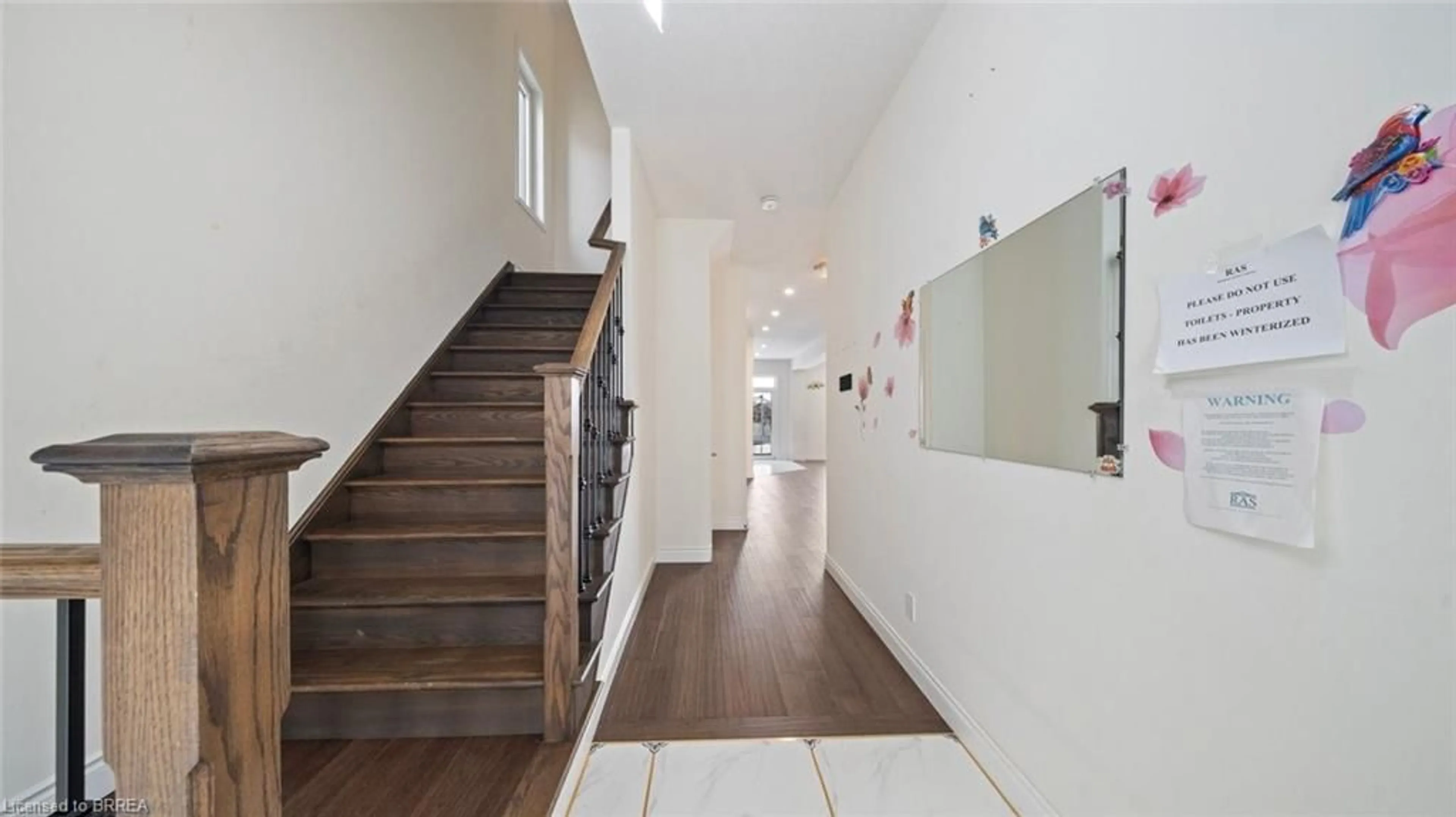 Indoor foyer for 26 Grandville Cir, Paris Ontario N3L 0A9