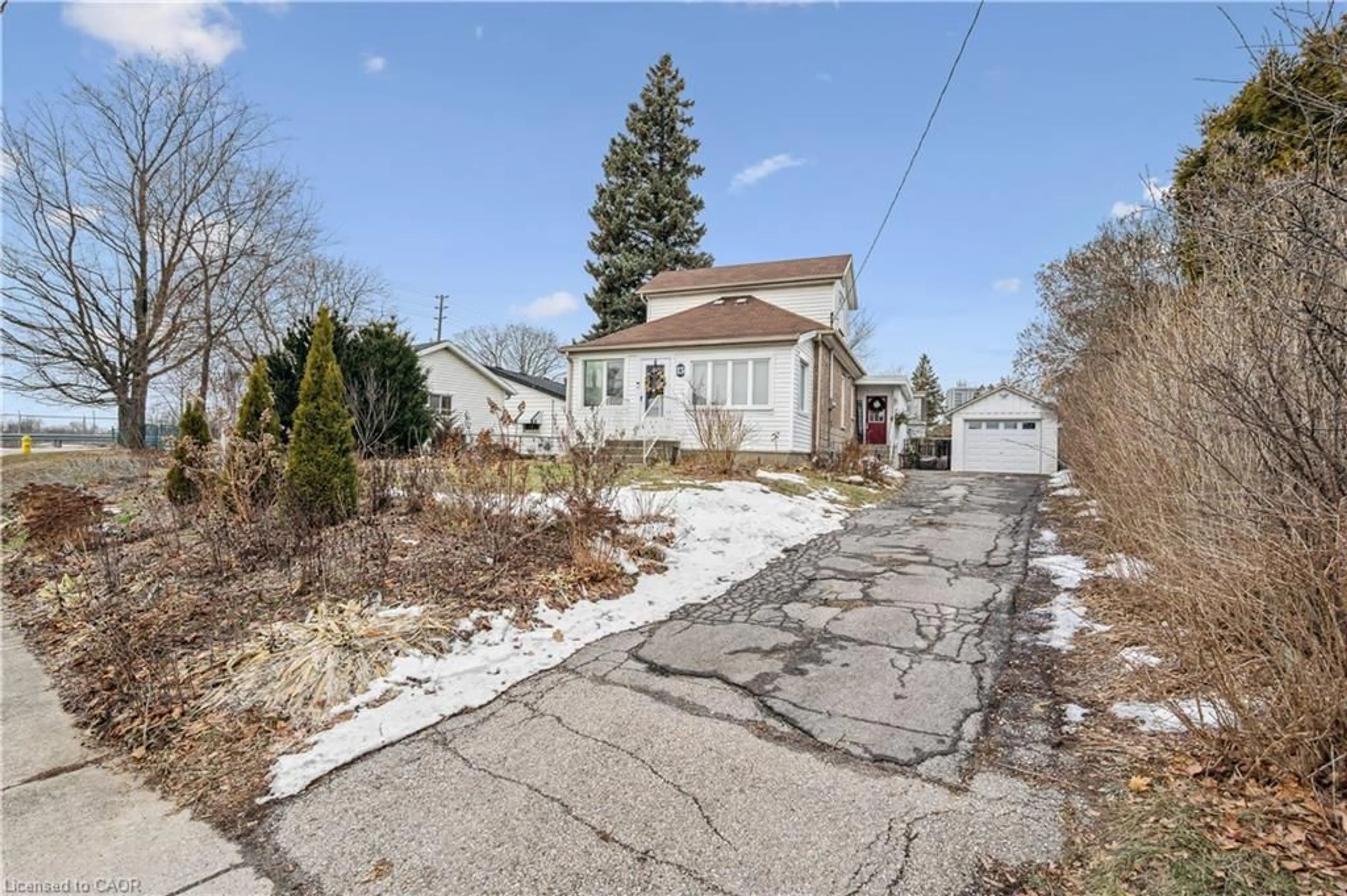 A pic from outside/outdoor area/front of a property/back of a property/a pic from drone, street for 13 Spiers Cres, Cambridge Ontario N1R 1B3