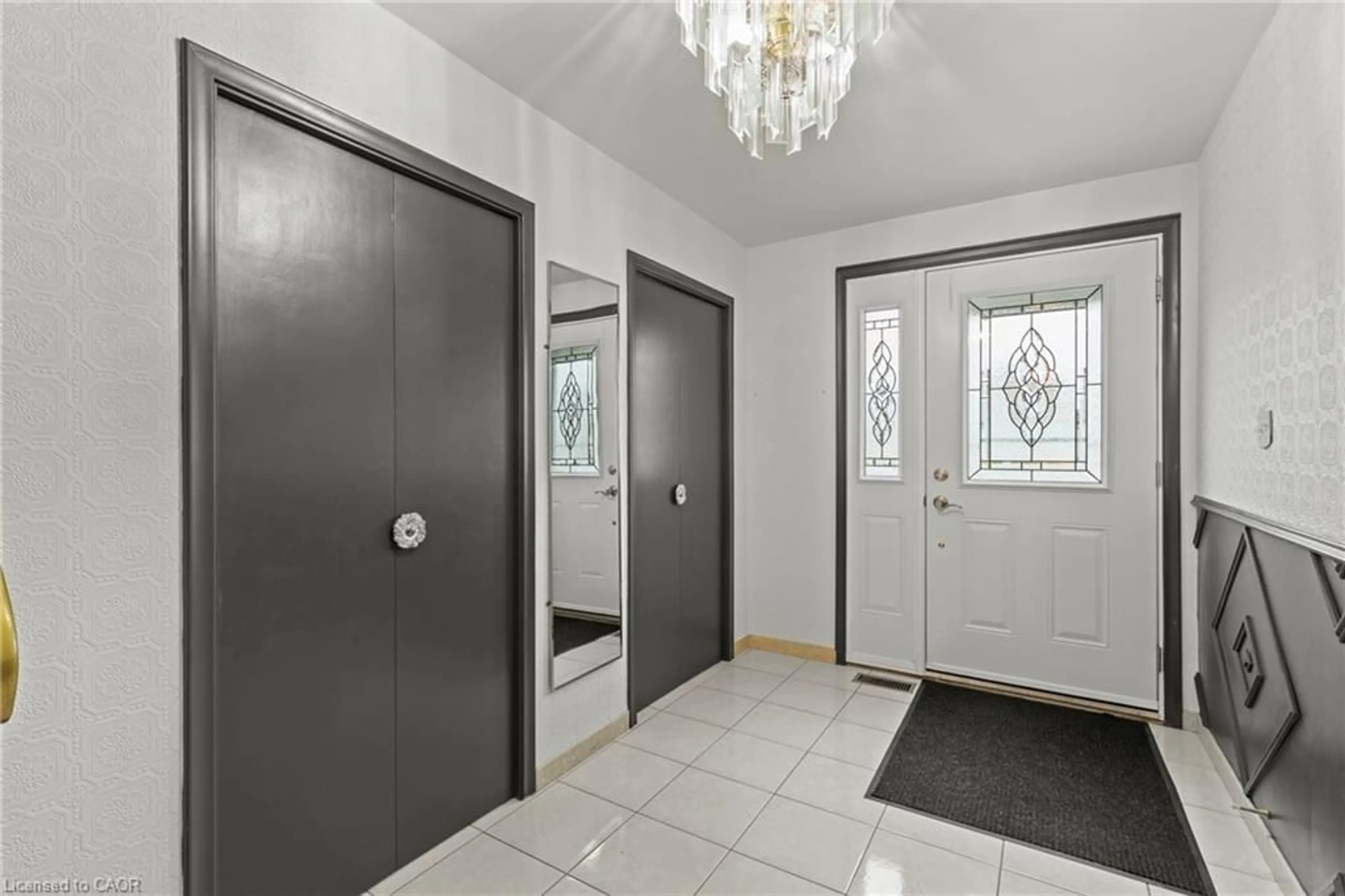 Indoor foyer for 5 Hewitson Rd, Stoney Creek Ontario L8E 2T3