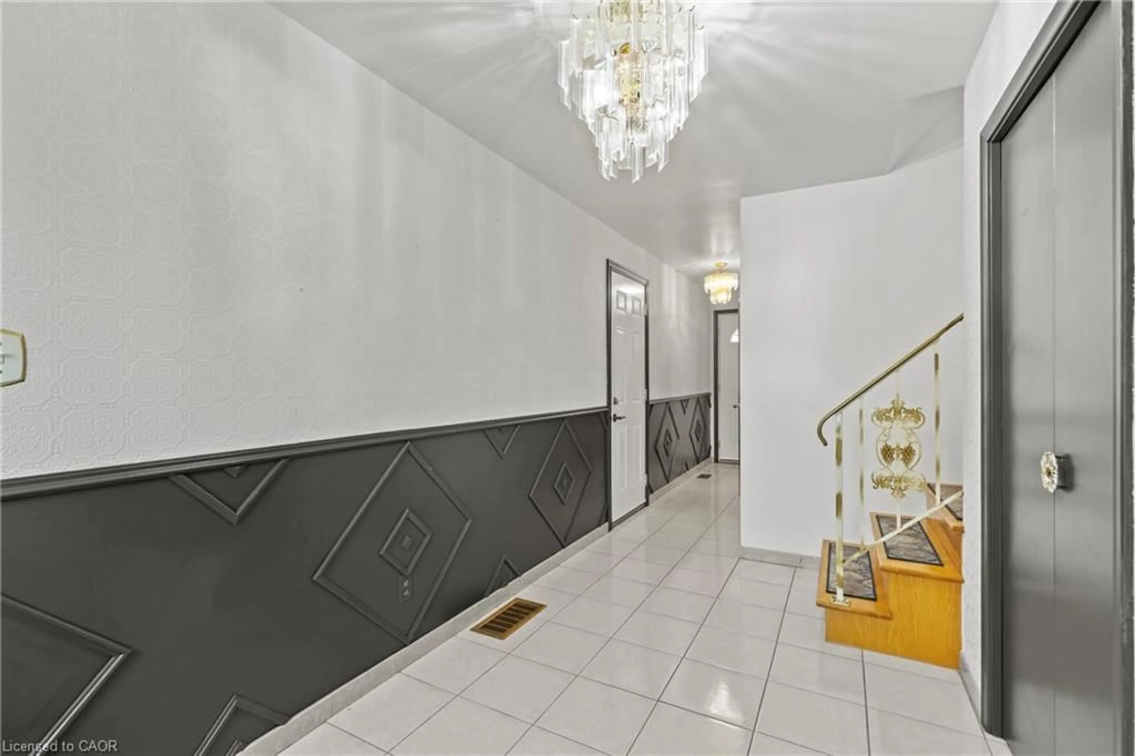 Indoor foyer for 5 Hewitson Rd, Stoney Creek Ontario L8E 2T3