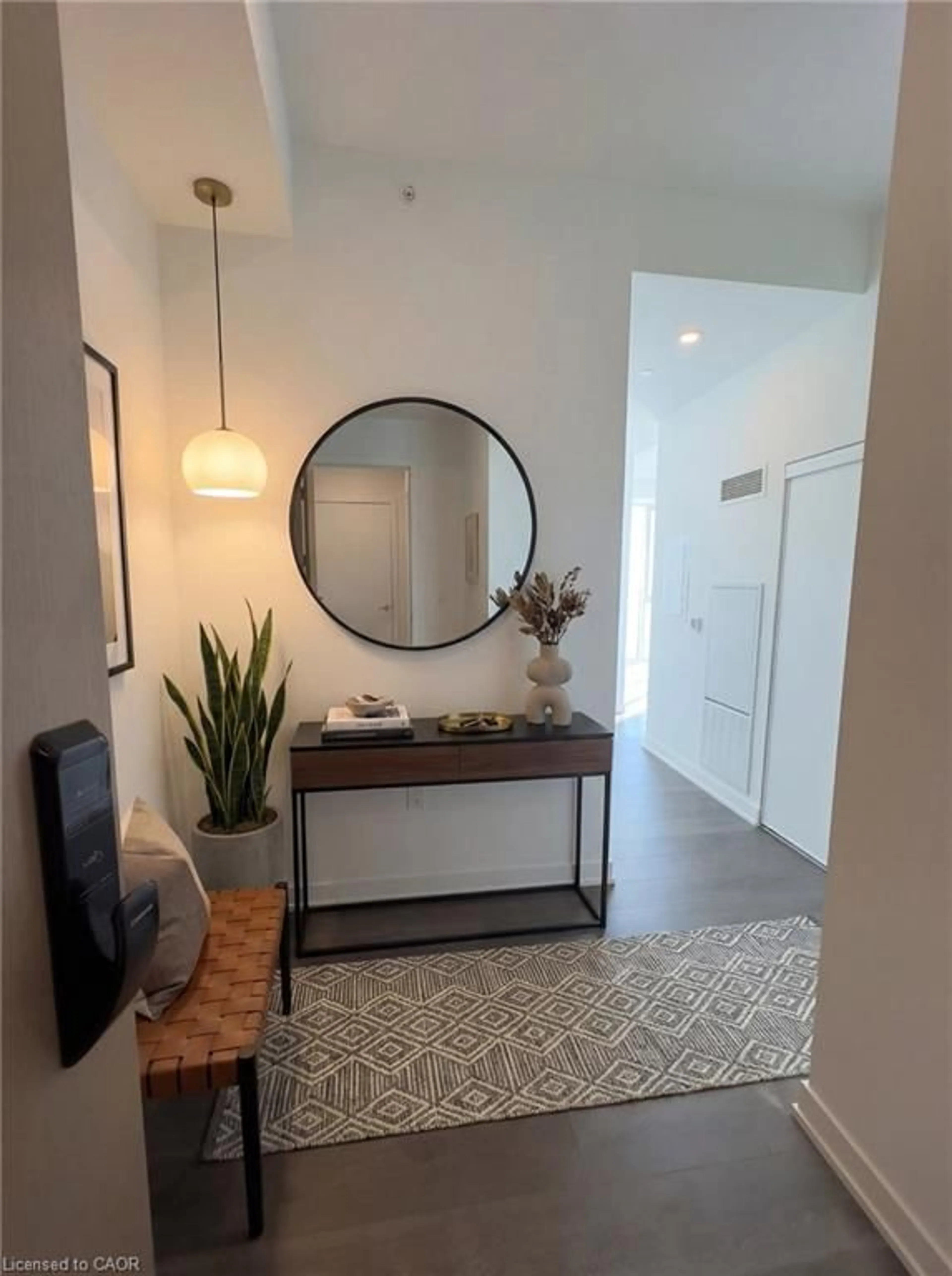 Indoor entryway for 370 Martha St #2405, Burlington Ontario L7R 2P7