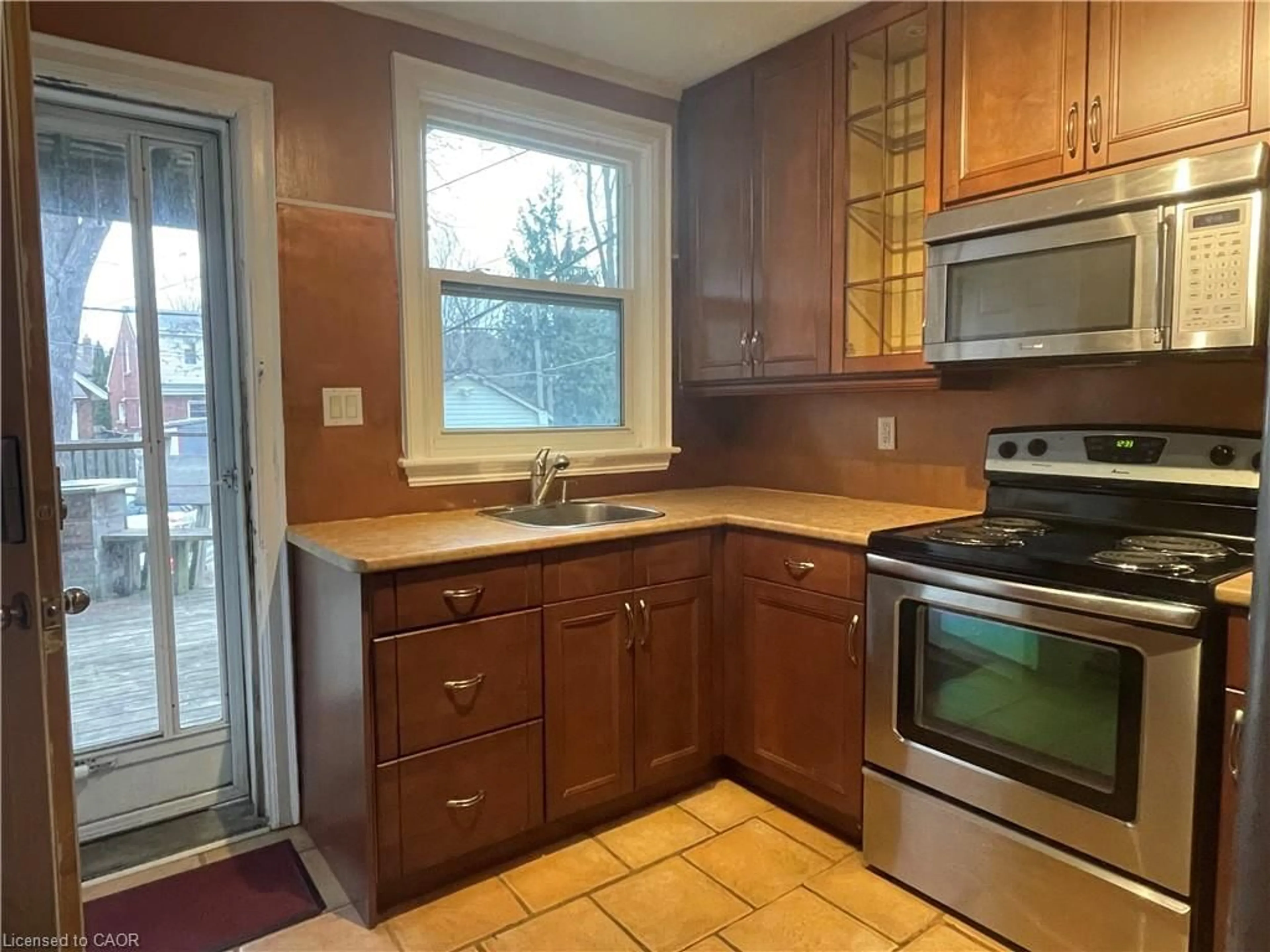 Standard kitchen, unknown for 1028 Main St, Hamilton Ontario L8S 1B2