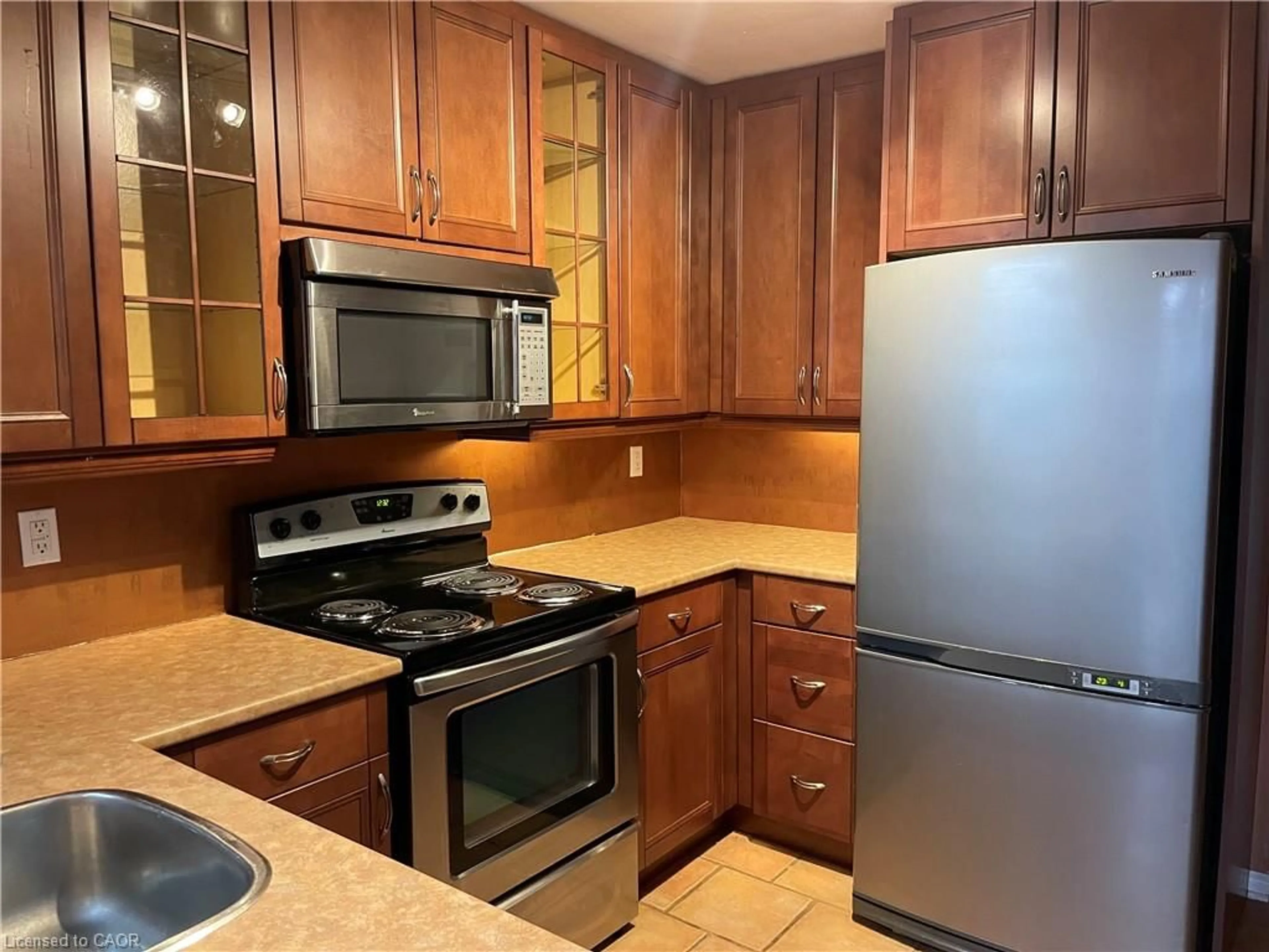 Standard kitchen, unknown for 1028 Main St, Hamilton Ontario L8S 1B2
