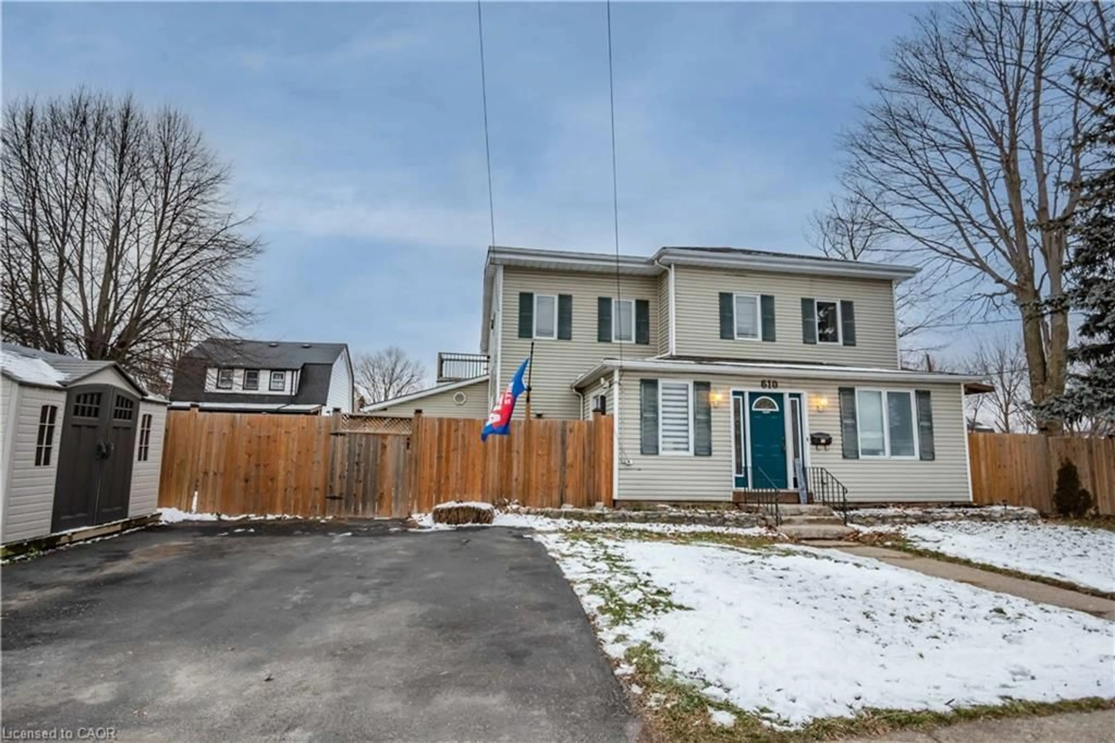 A pic from outside/outdoor area/front of a property/back of a property/a pic from drone, street for 610 Elm St, Port Colborne Ontario L3K 4P6