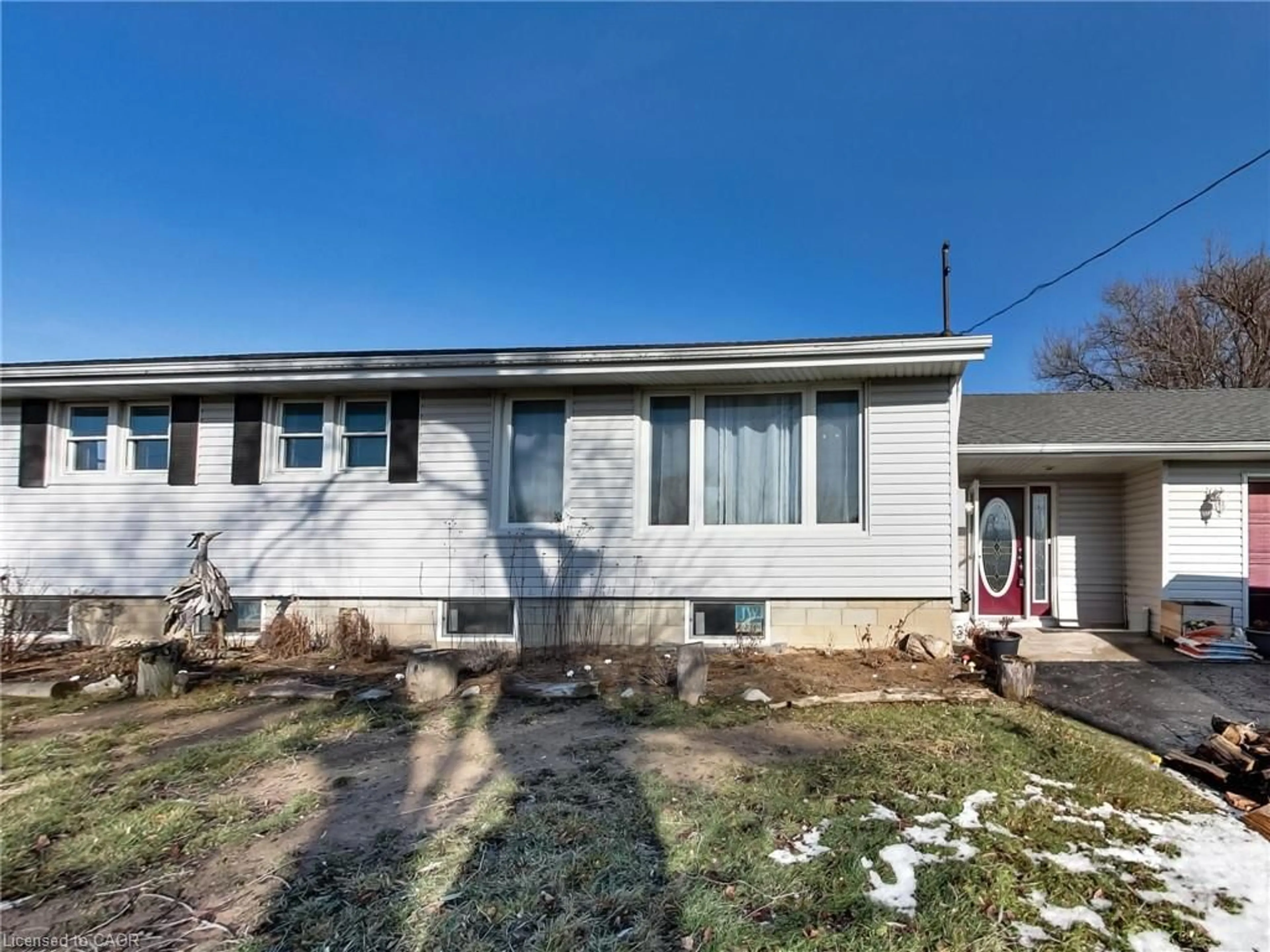 Home with vinyl exterior material, street for 9183 Silver St, Caistor Centre Ontario L0R 1E0