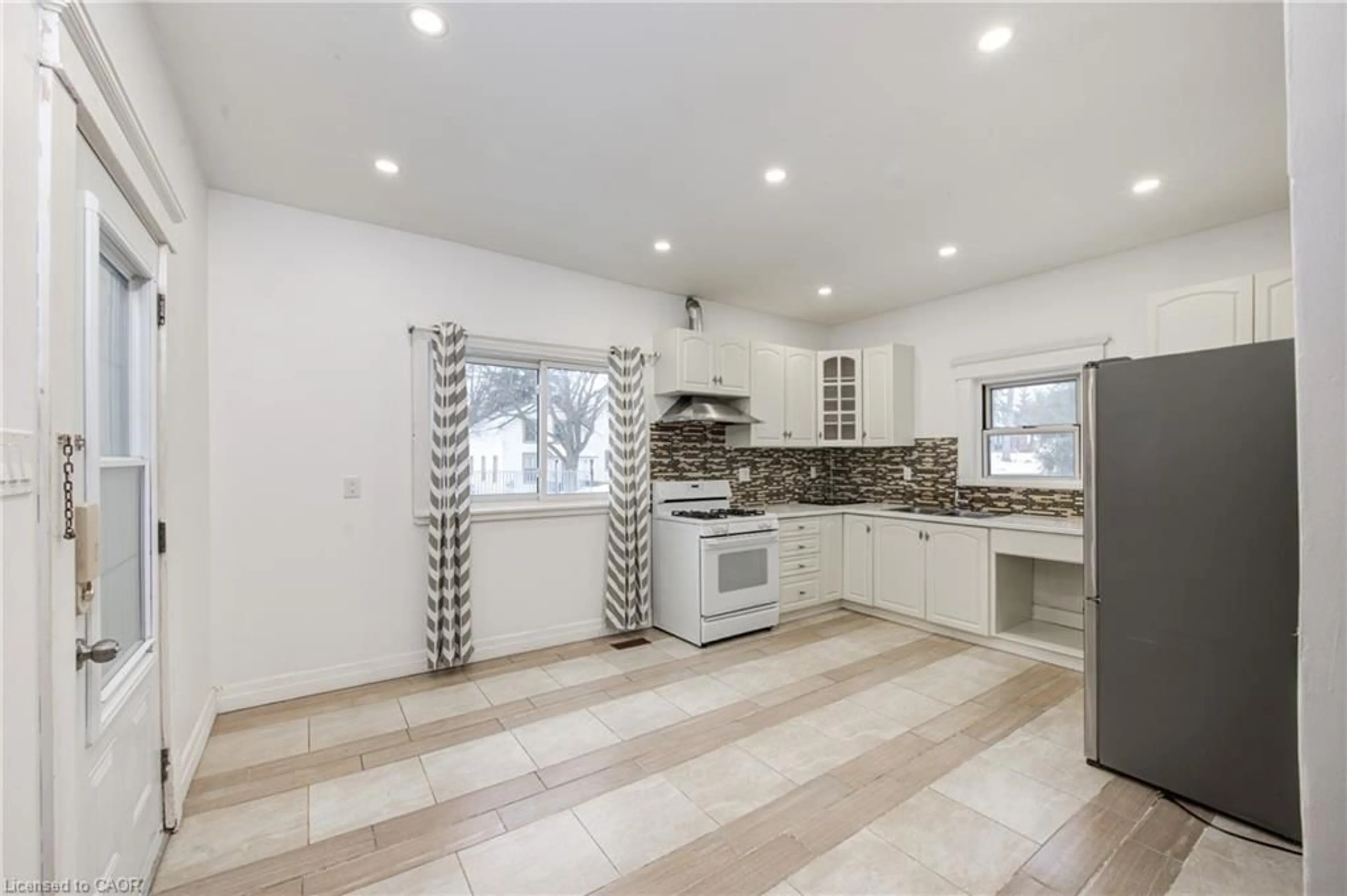 Open concept kitchen, ceramic/tile floor for 114 George St, Ingersoll Ontario N5C 1Y9