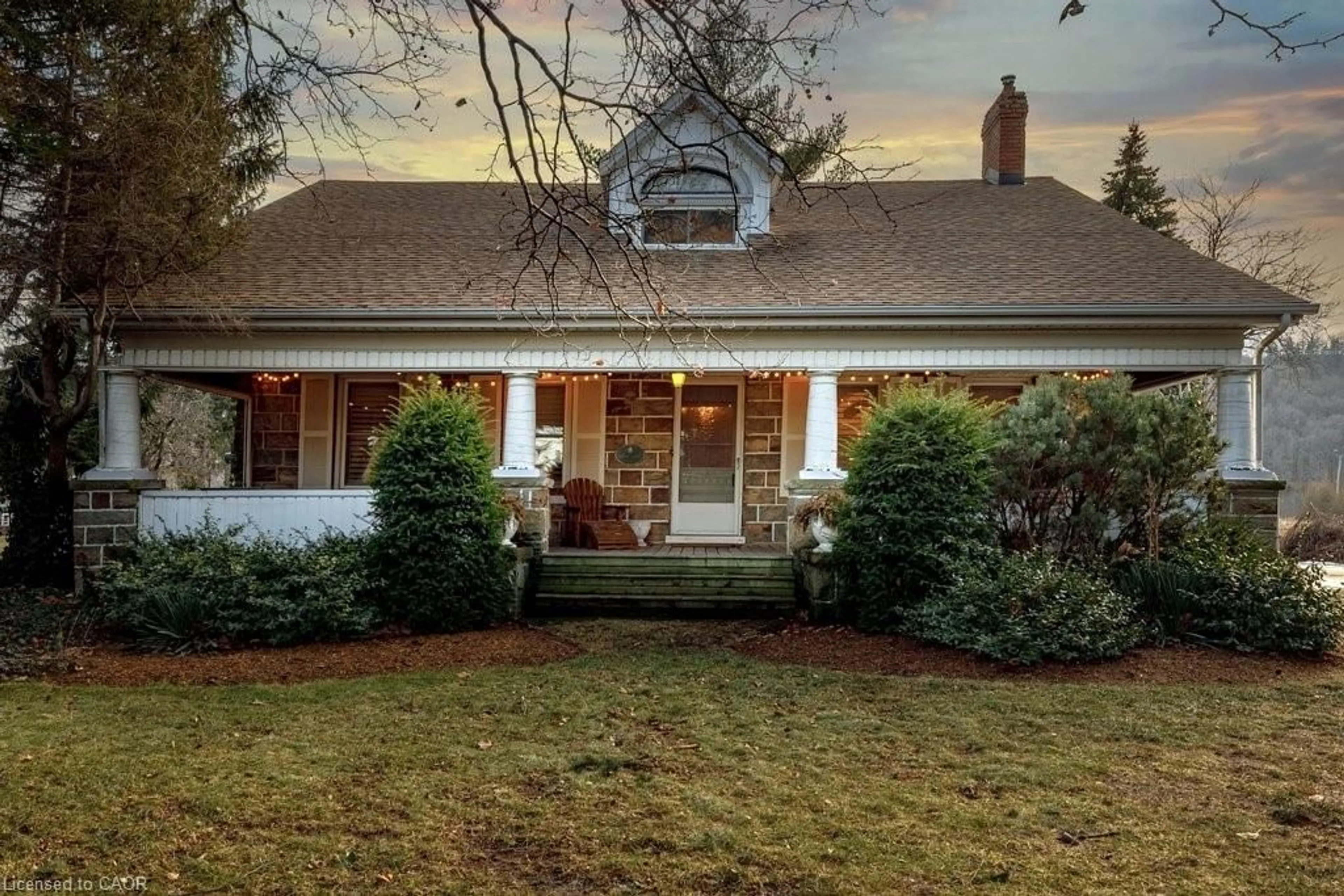 Home with brick exterior material, street for 982 8 Hwy, Stoney Creek Ontario L8E 5H9