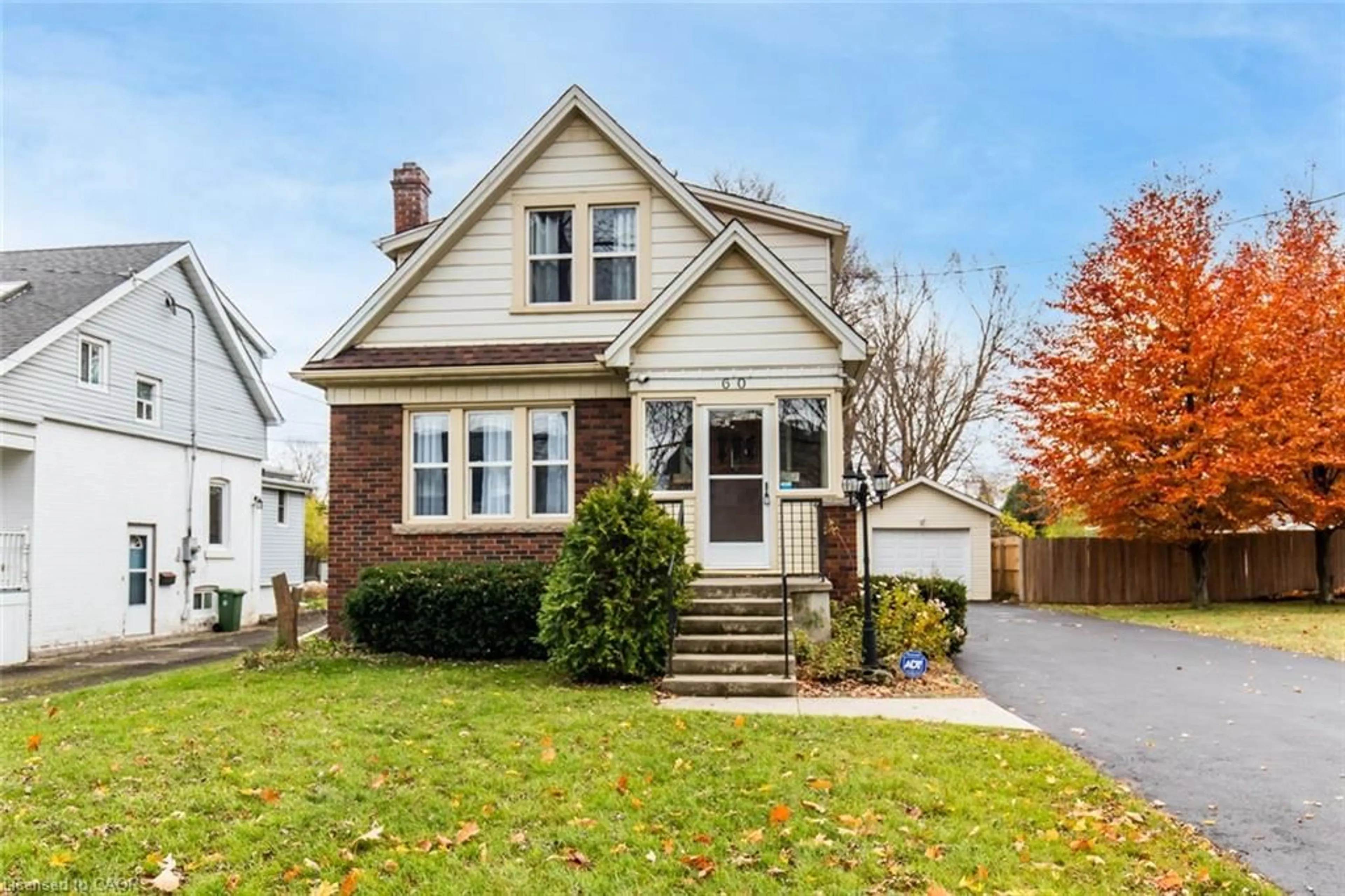 Home with vinyl exterior material, street for 60 Lake Avenue Dr, Stoney Creek Ontario L8G 3N3