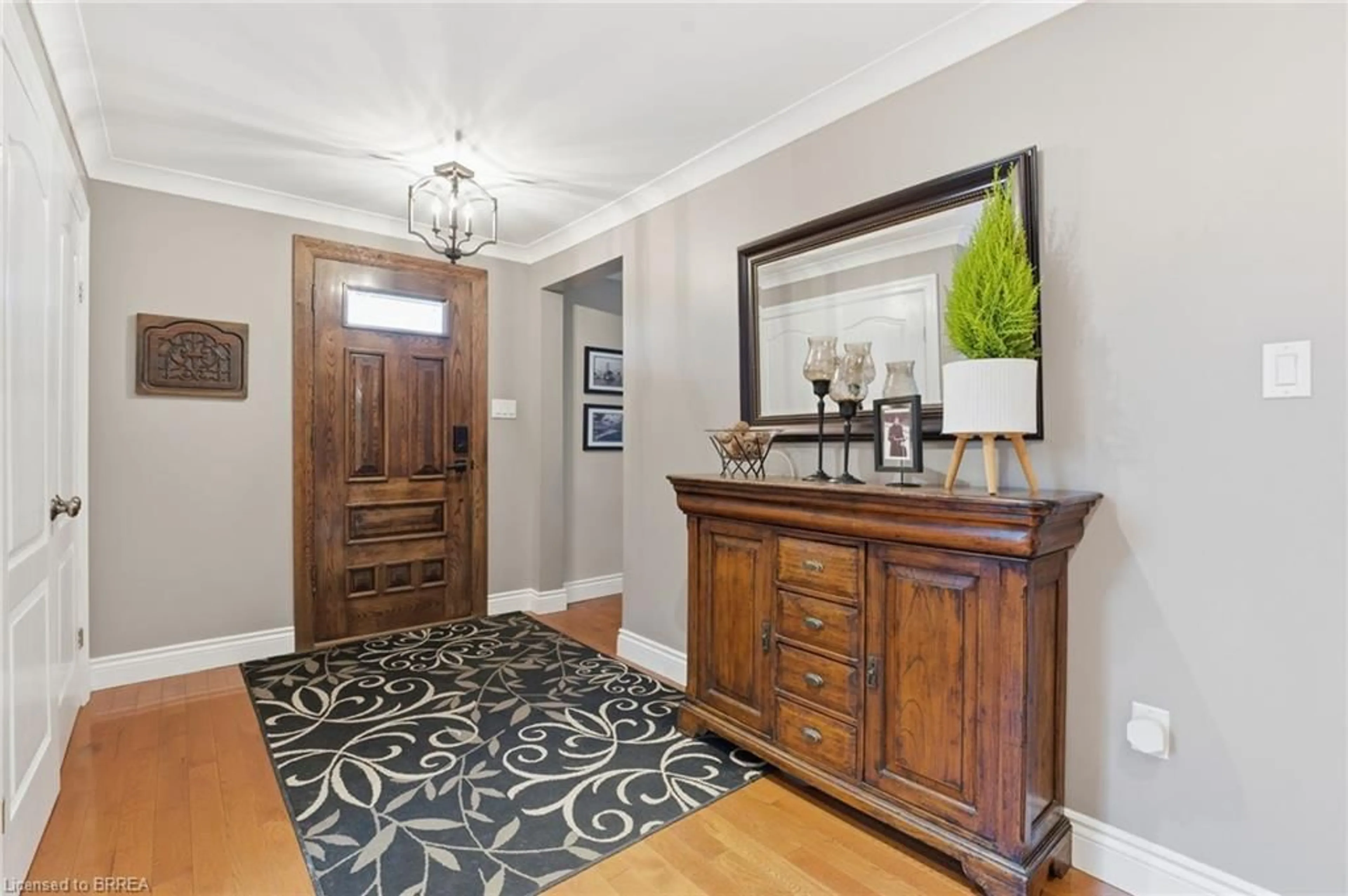 Indoor entryway for 86 Elm St, Brantford Ontario N3R 4V2