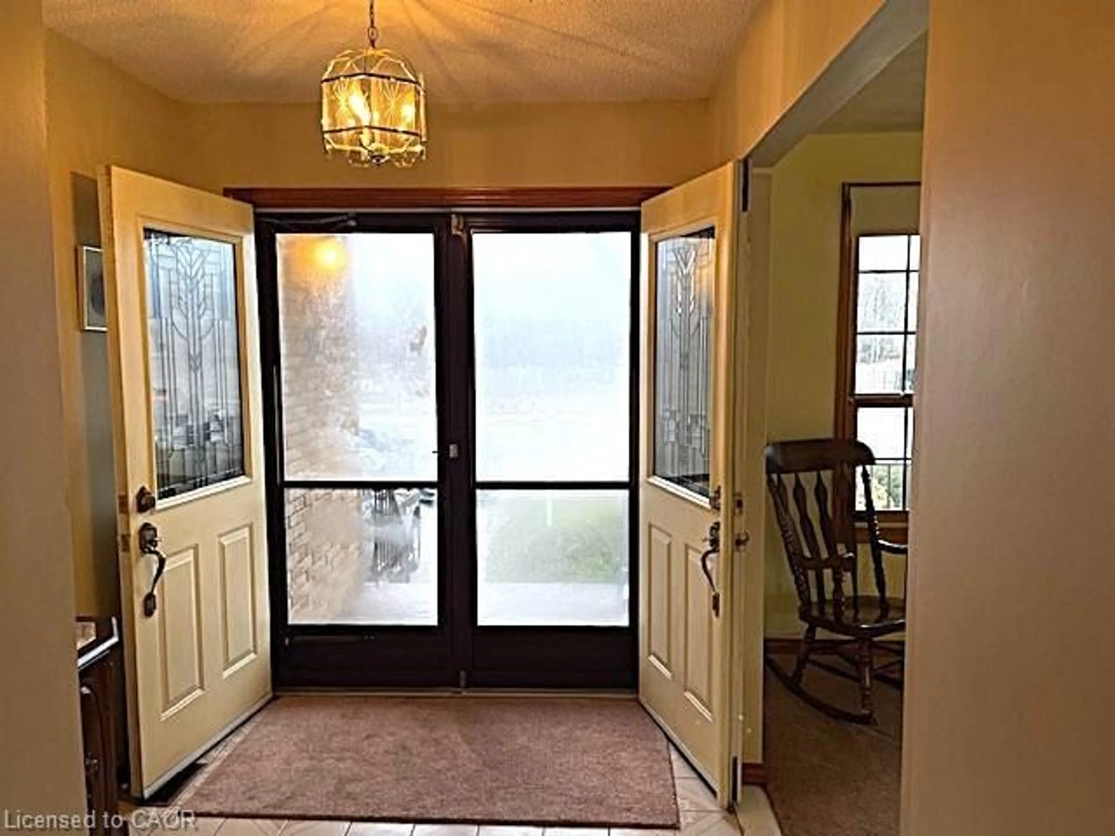 Indoor entryway for 18 Kingfisher Dr, Hamilton Ontario L9A 5A4