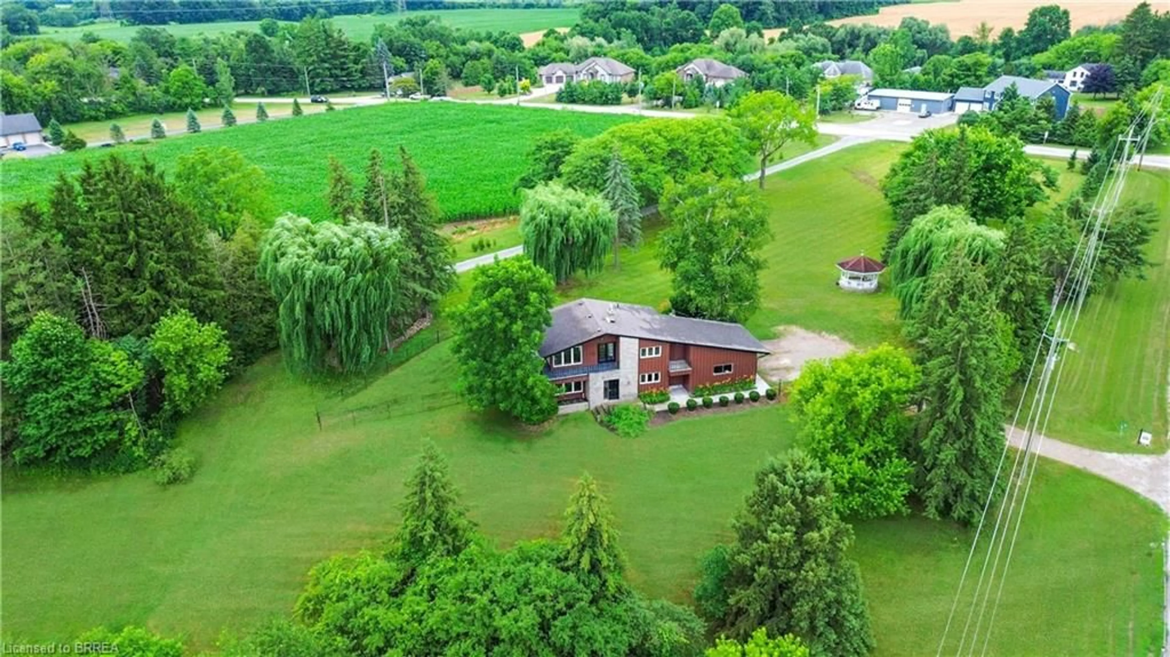 A pic from outside/outdoor area/front of a property/back of a property/a pic from drone, unknown for 138 Cockshutt Rd, Brantford Ontario N3T 5L6