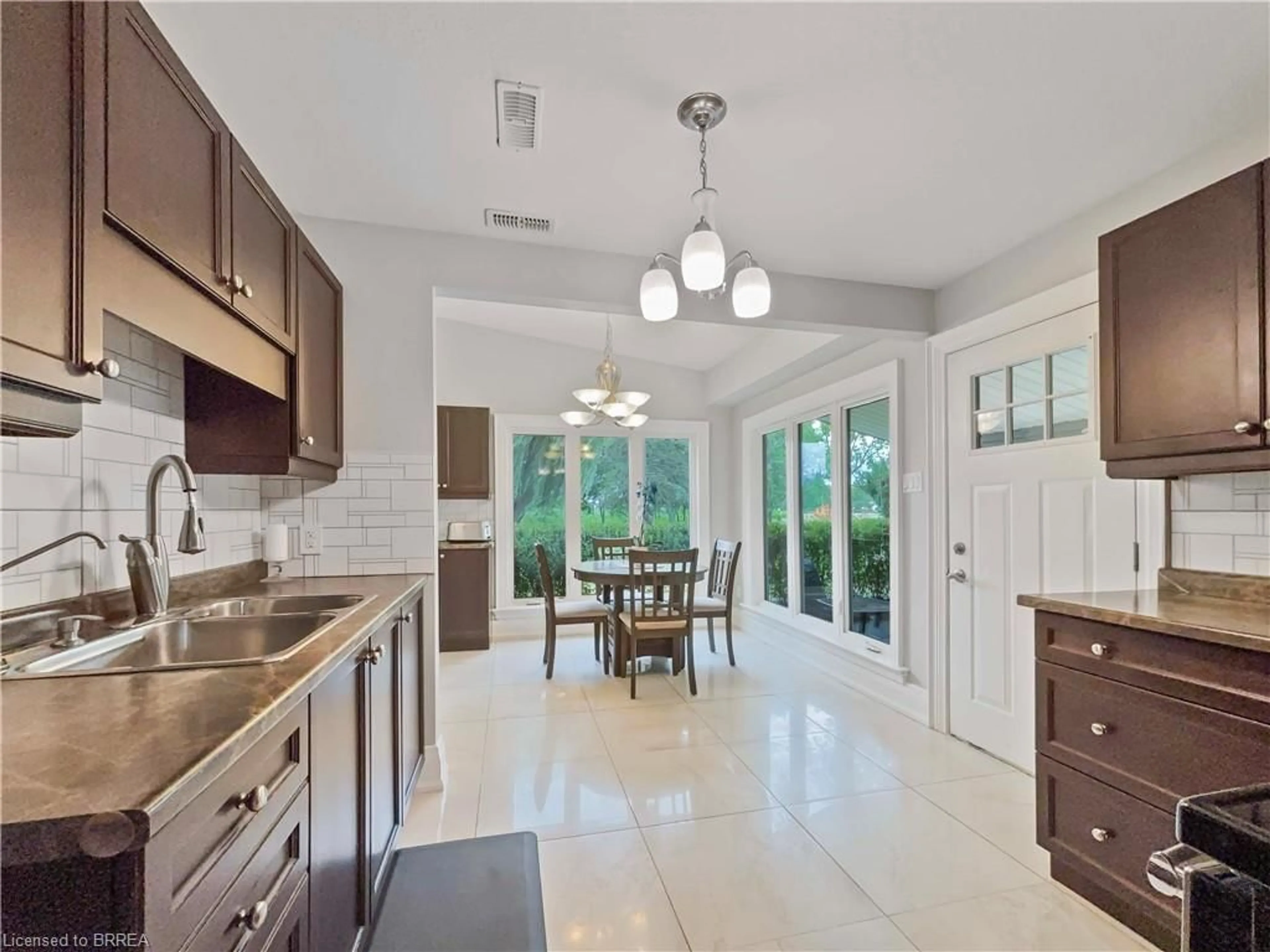 Open concept kitchen, ceramic/tile floor for 138 Cockshutt Rd, Brantford Ontario N3T 5L6