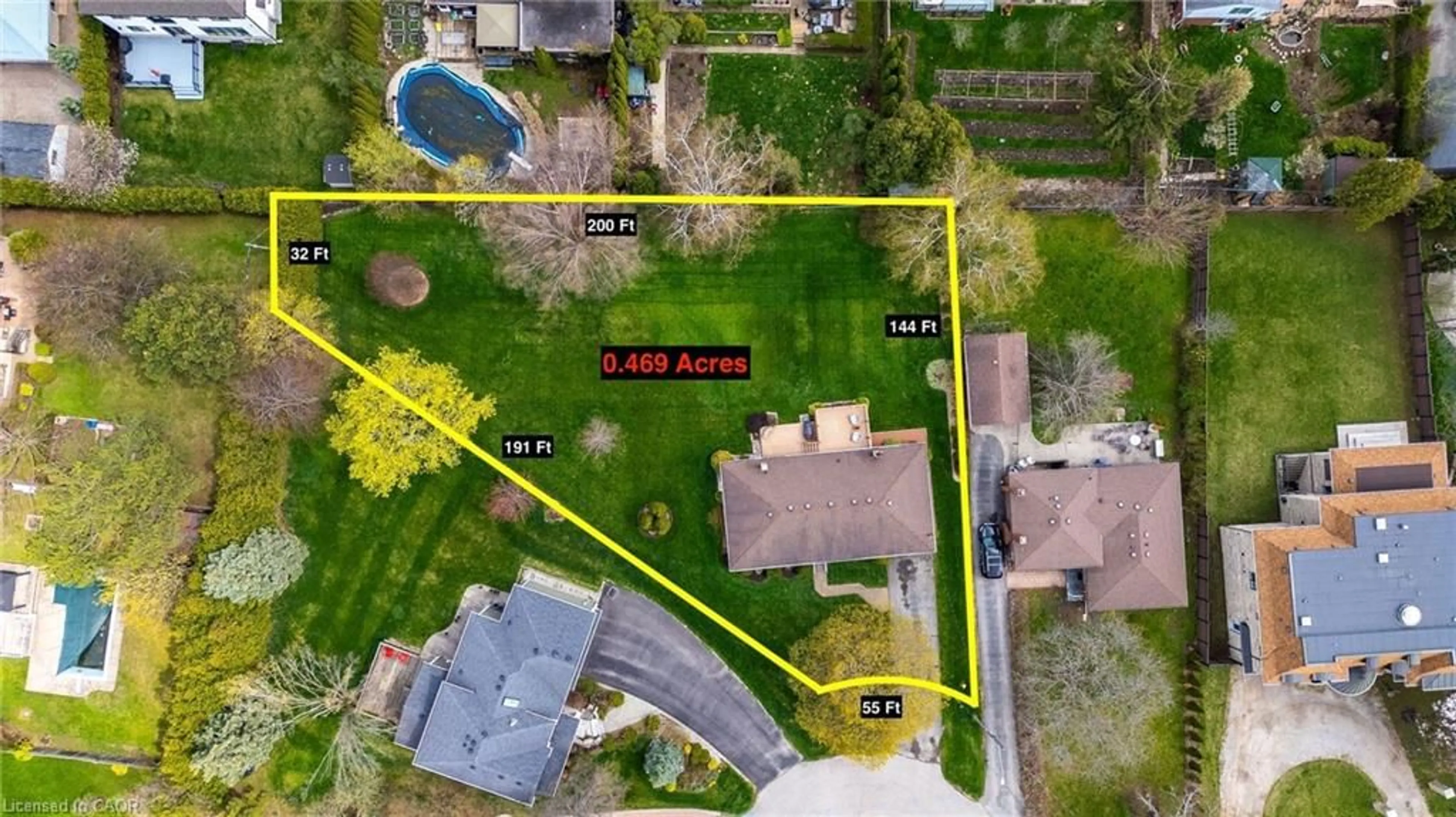 A pic from outside/outdoor area/front of a property/back of a property/a pic from drone, street for 2030 Vickery Dr, Oakville Ontario L6L 2J1