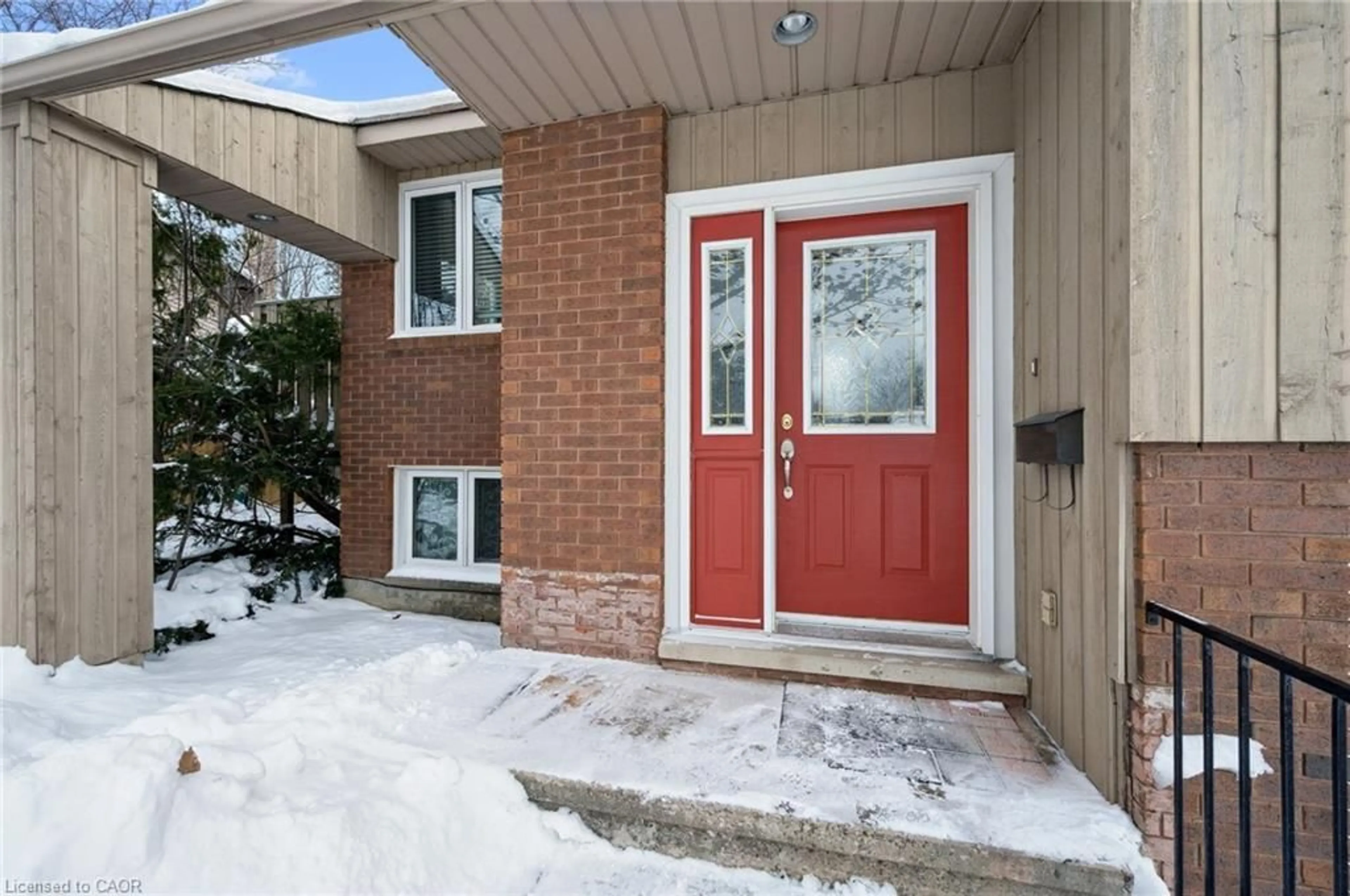 Indoor entryway for 19 Broadview Crt, Kitchener Ontario N2A 2X8