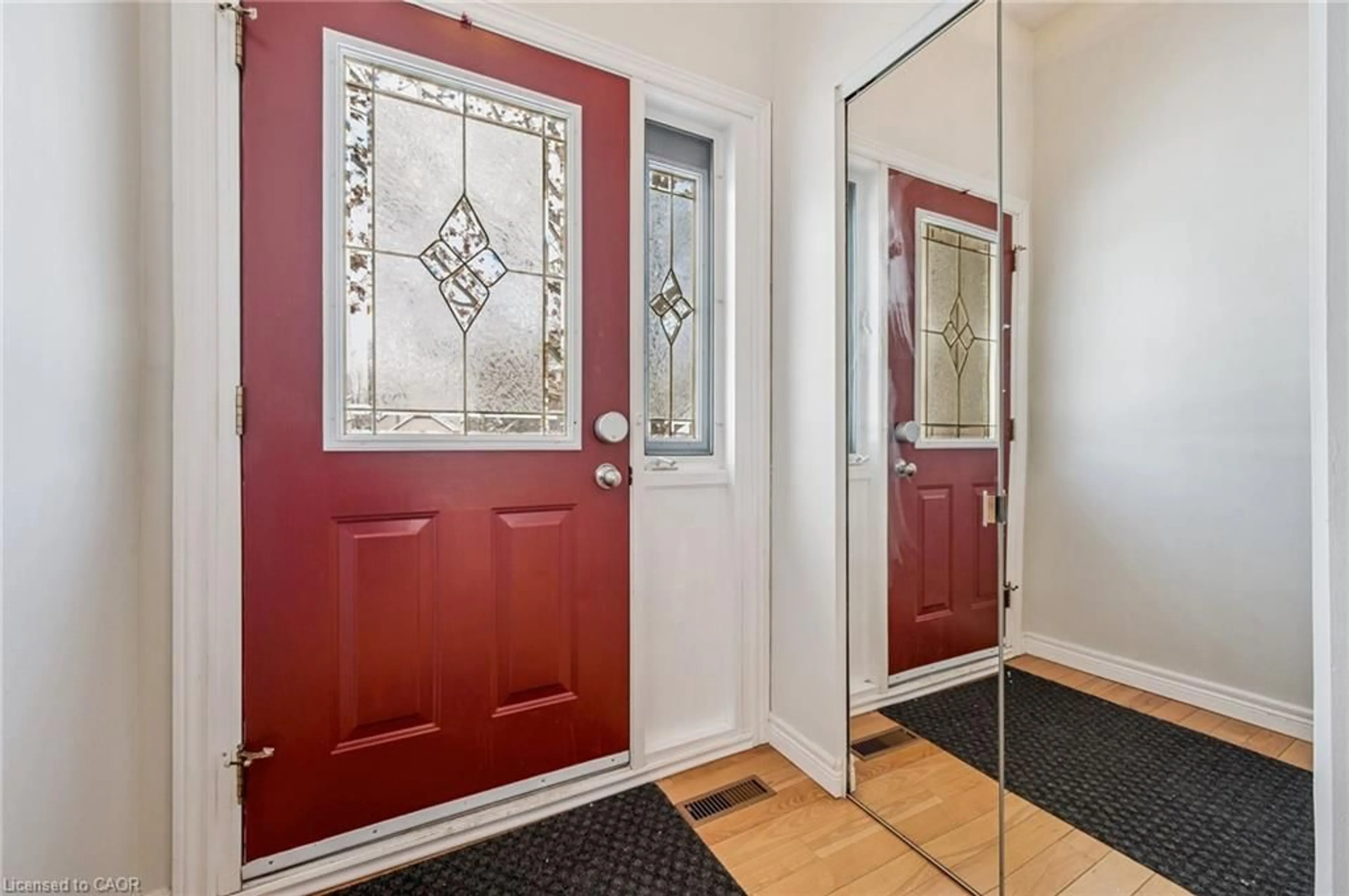 Indoor entryway for 19 Broadview Crt, Kitchener Ontario N2A 2X8