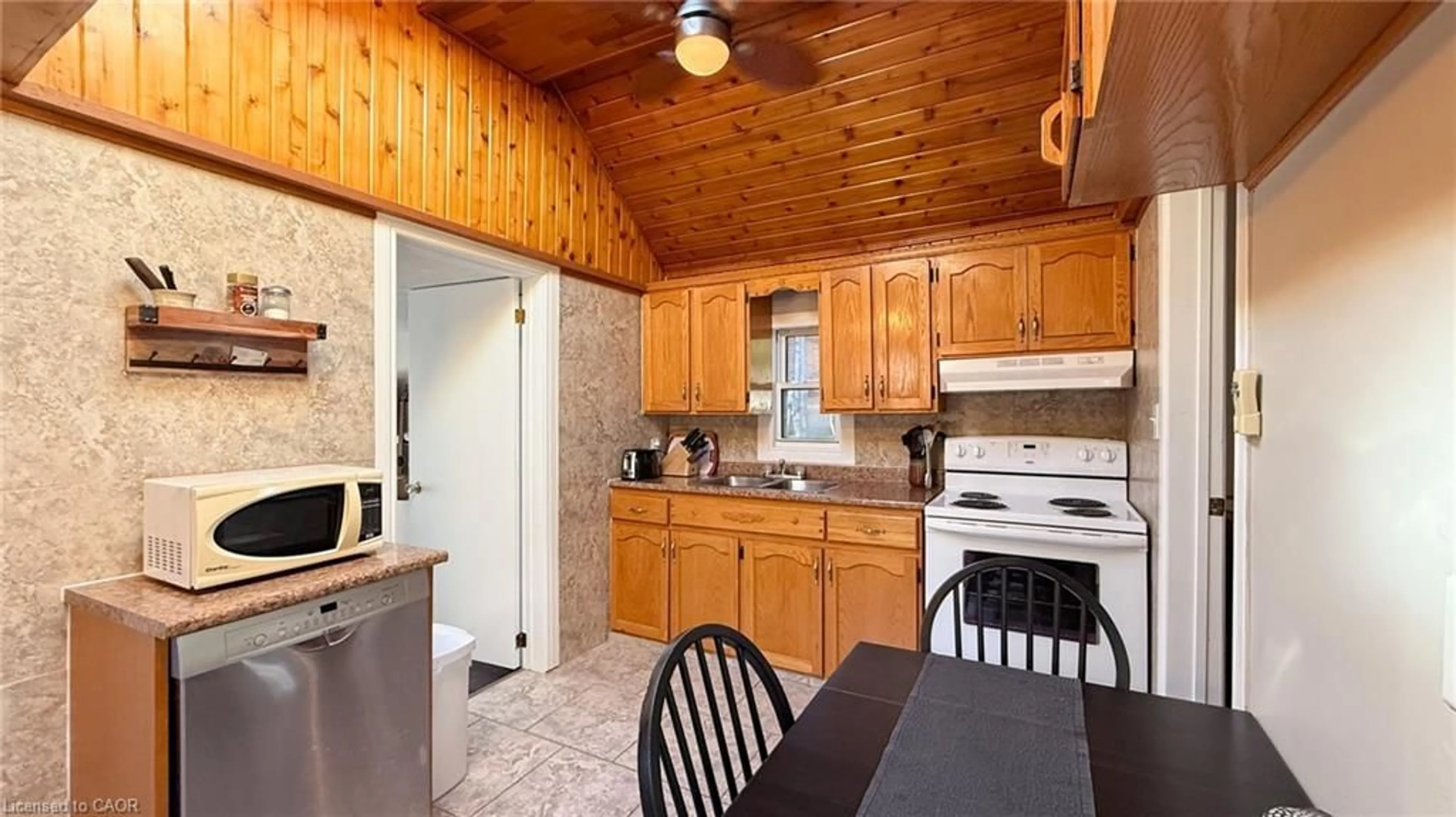 Standard kitchen, unknown for 144 College St, Waterford Ontario N0E 1Y0