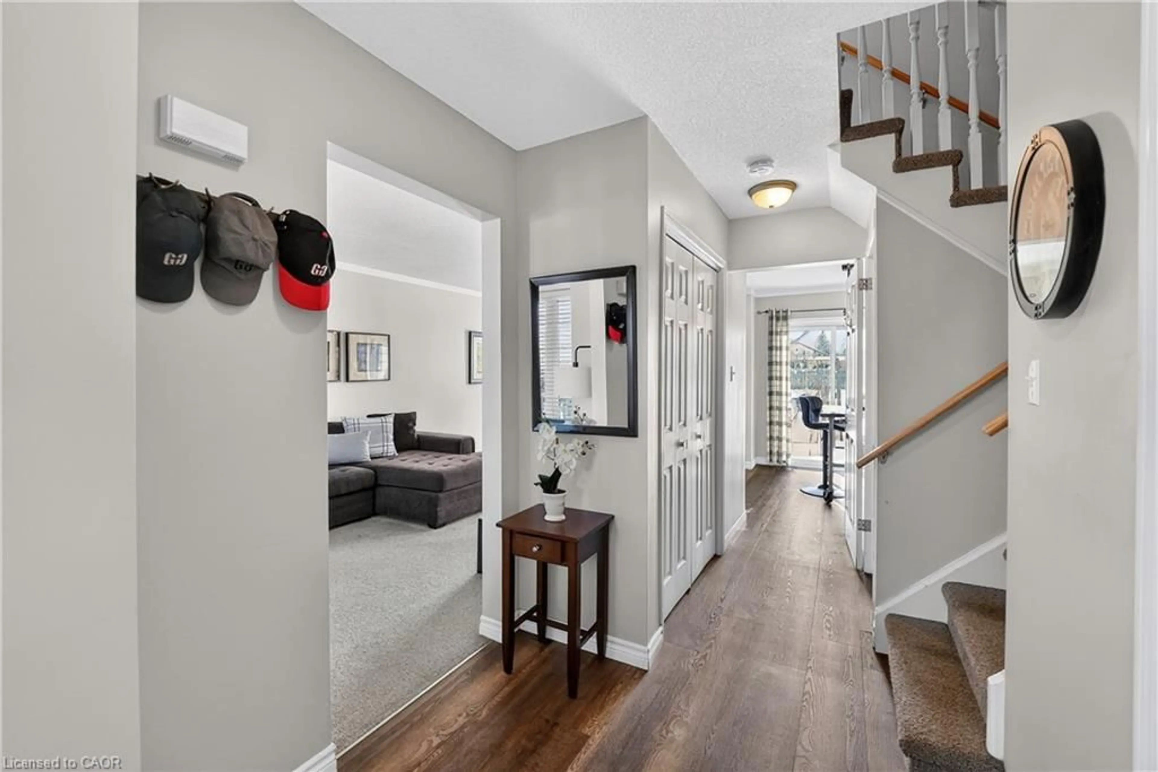 Indoor entryway for 4996 Greenlane Rd, Beamsville Ontario L3J 0C1