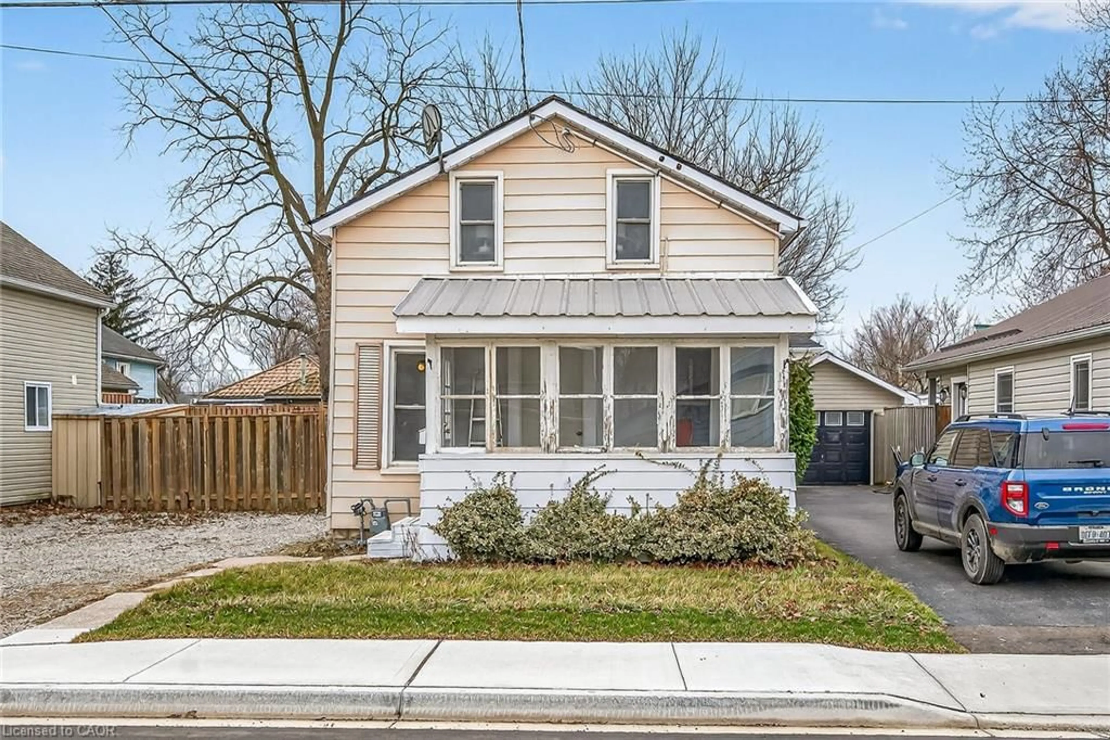 Home with vinyl exterior material, street for 422 Griffith St, Dunnville Ontario N1A 2P3