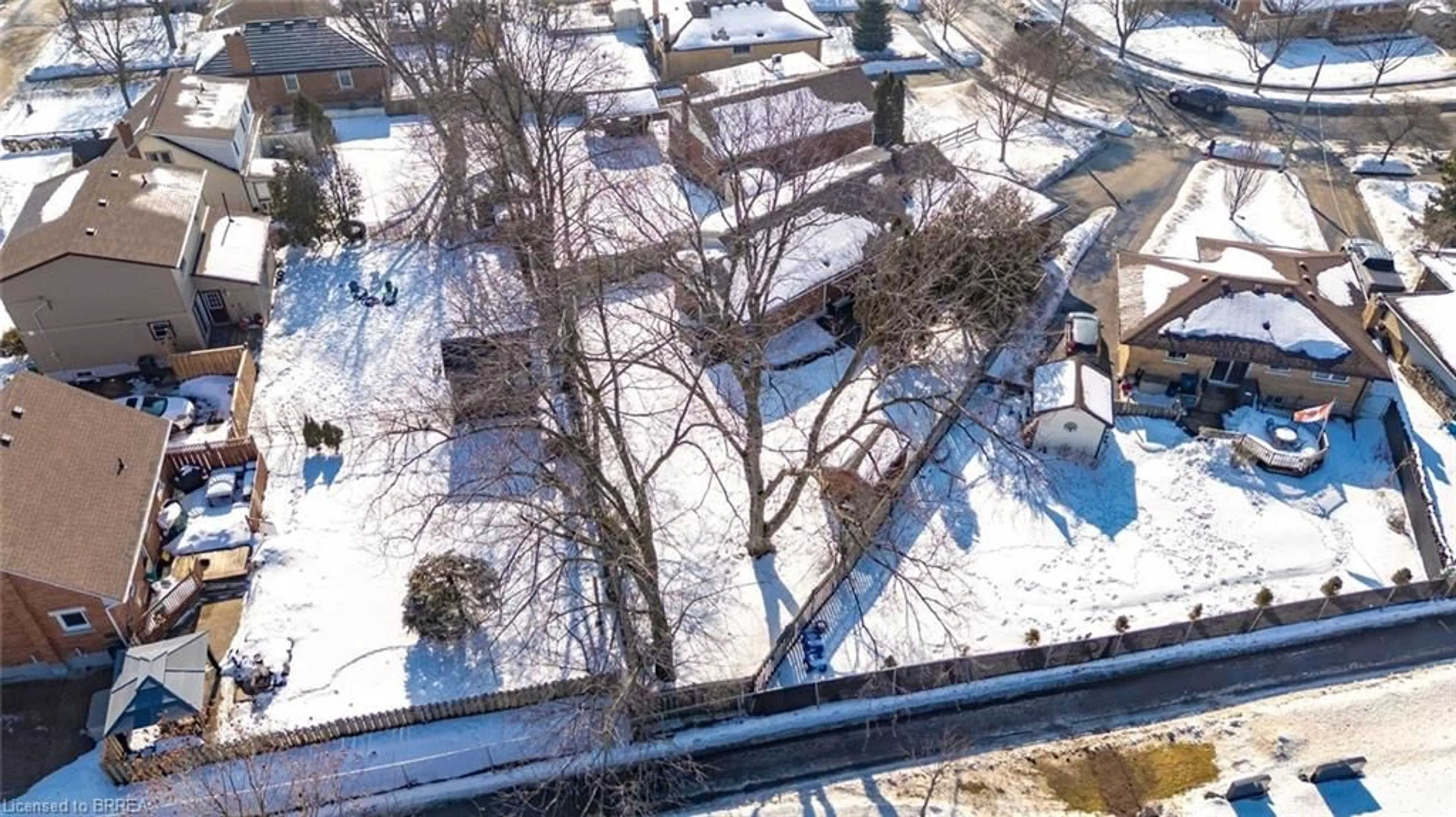 A pic from outside/outdoor area/front of a property/back of a property/a pic from drone, city buildings view from balcony for 71 Pinecrest Dr, Kitchener Ontario N2A 2G6