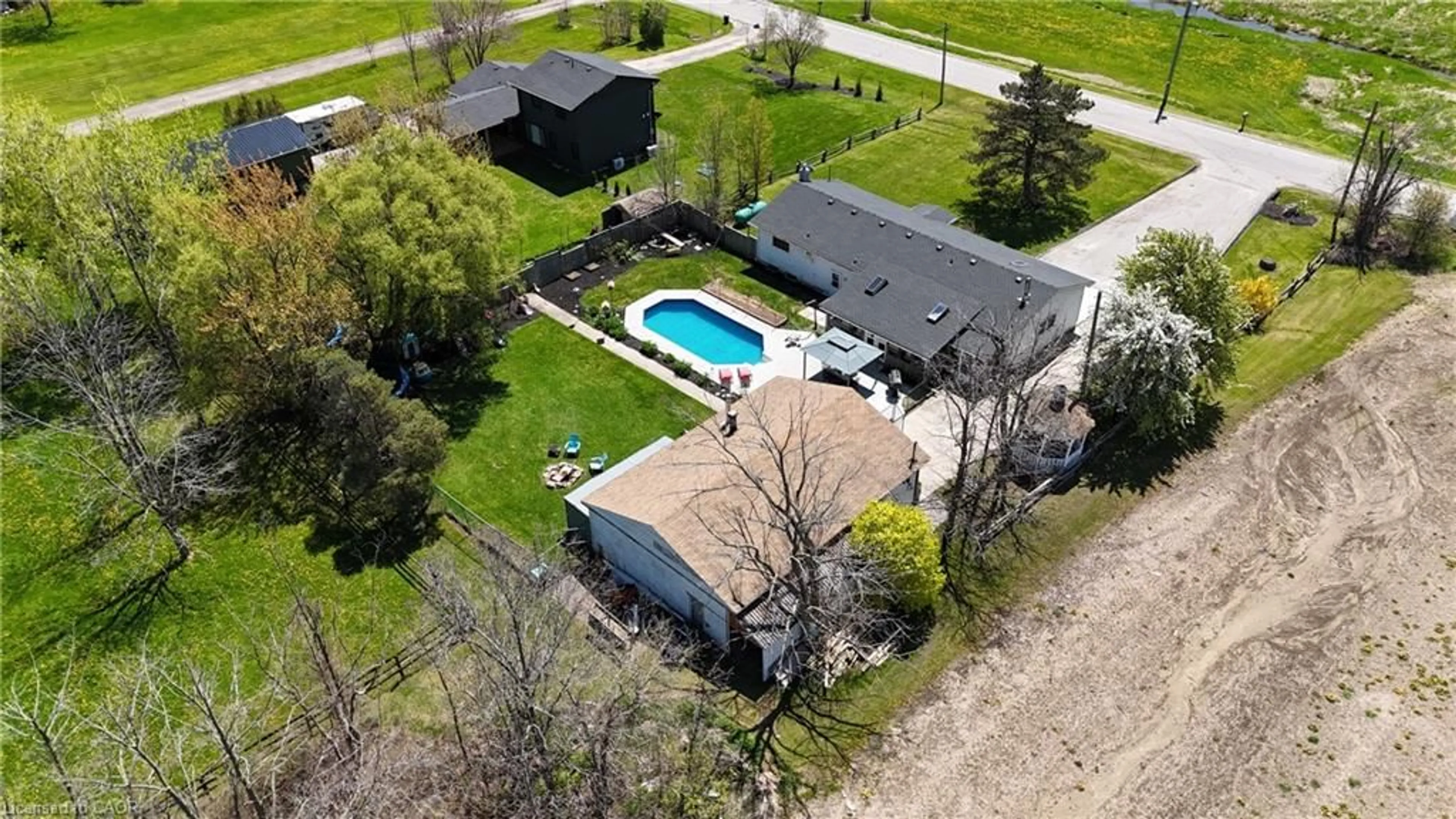 A pic from outside/outdoor area/front of a property/back of a property/a pic from drone, street for 350 Kemp Rd, Grimsby Ontario L3M 4E7