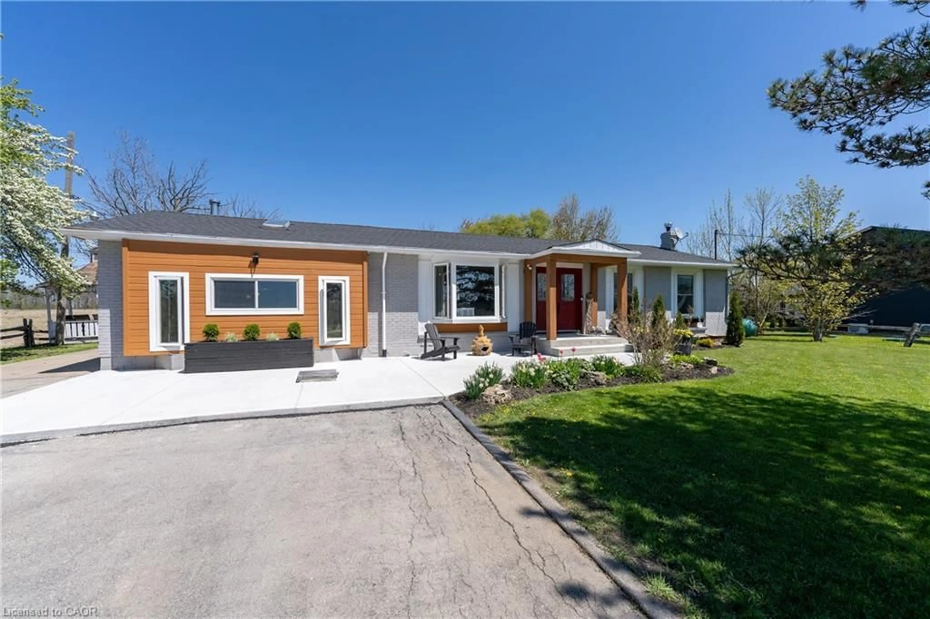 Home with vinyl exterior material, street for 350 Kemp Rd, Grimsby Ontario L3M 4E7