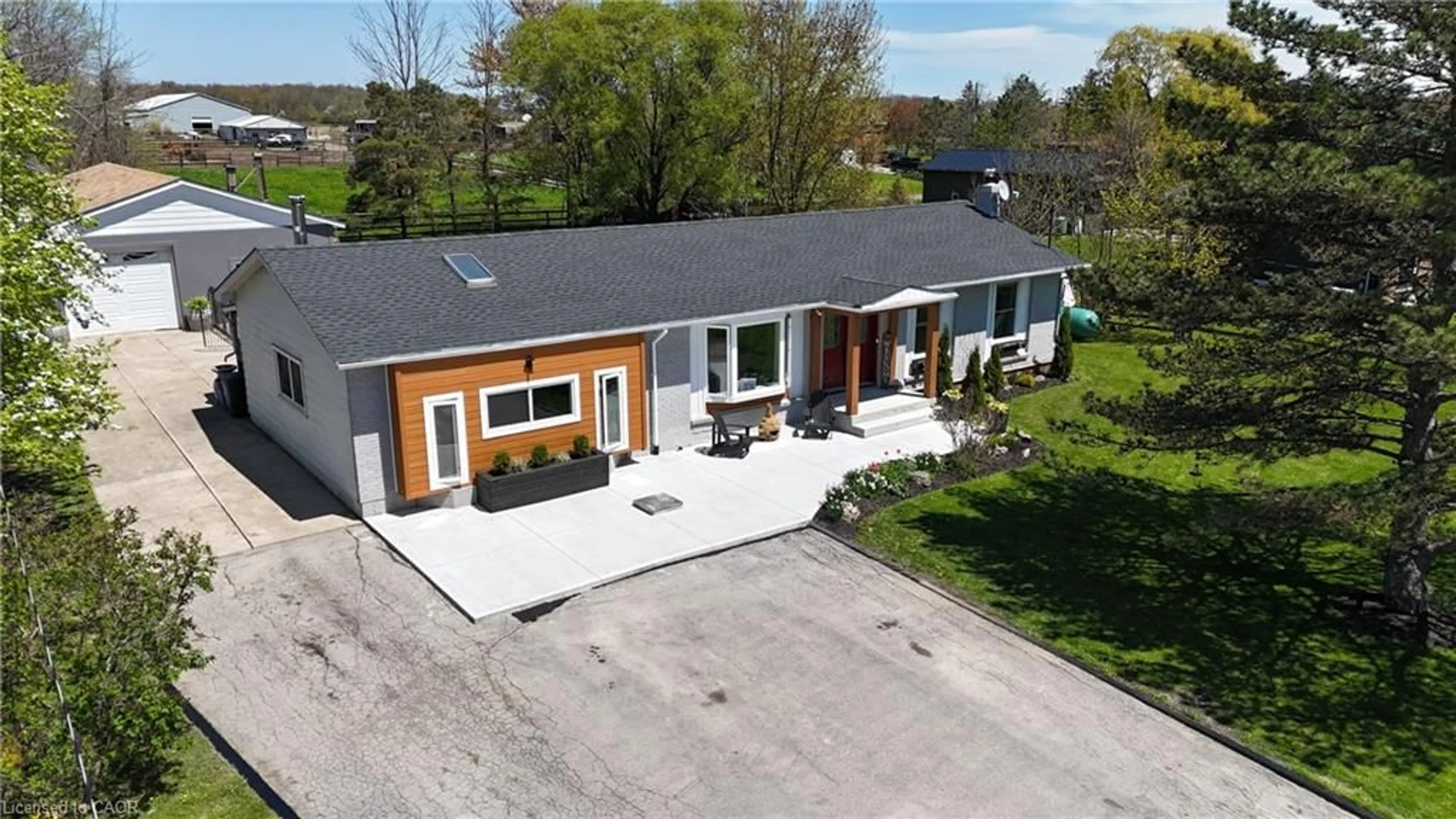 A pic from outside/outdoor area/front of a property/back of a property/a pic from drone, street for 350 Kemp Rd, Grimsby Ontario L3M 4E7
