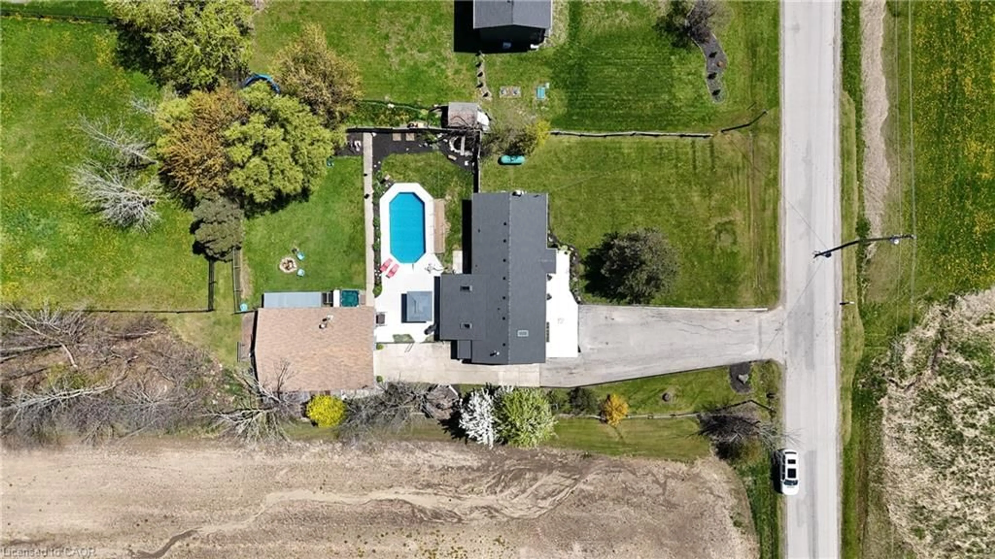 A pic from outside/outdoor area/front of a property/back of a property/a pic from drone, unknown for 350 Kemp Rd, Grimsby Ontario L3M 4E7