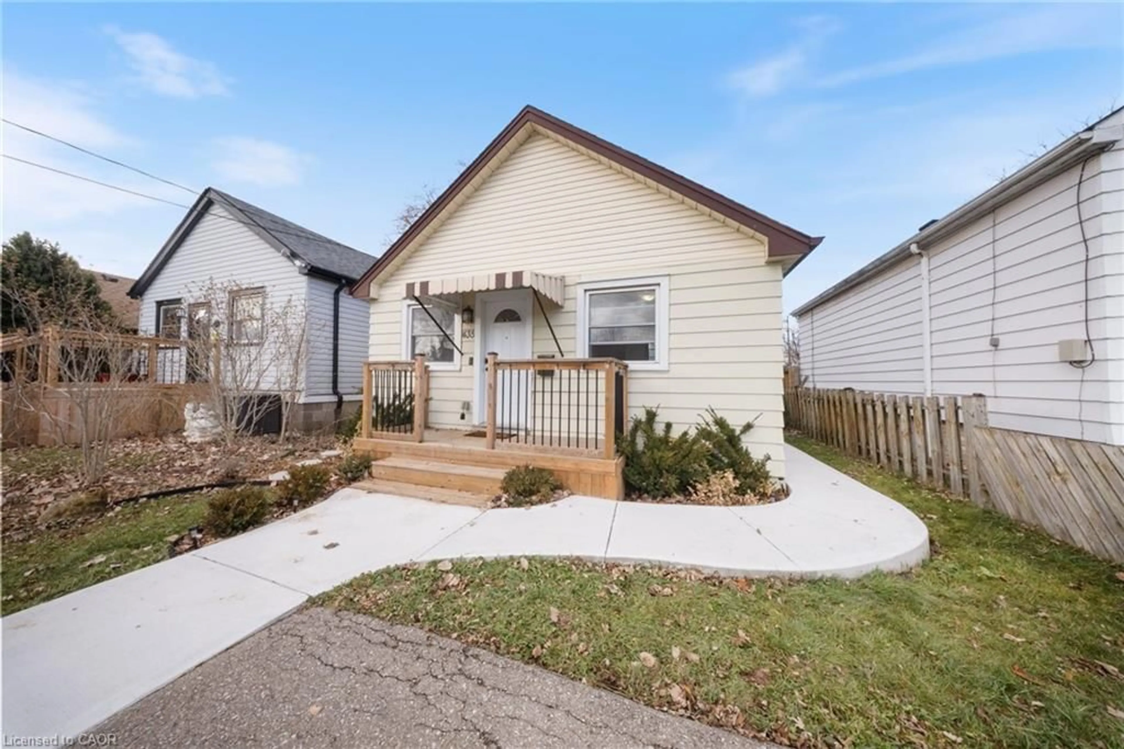 Home with vinyl exterior material, street for 435 Waverly St, Hamilton Ontario L8H 6R5