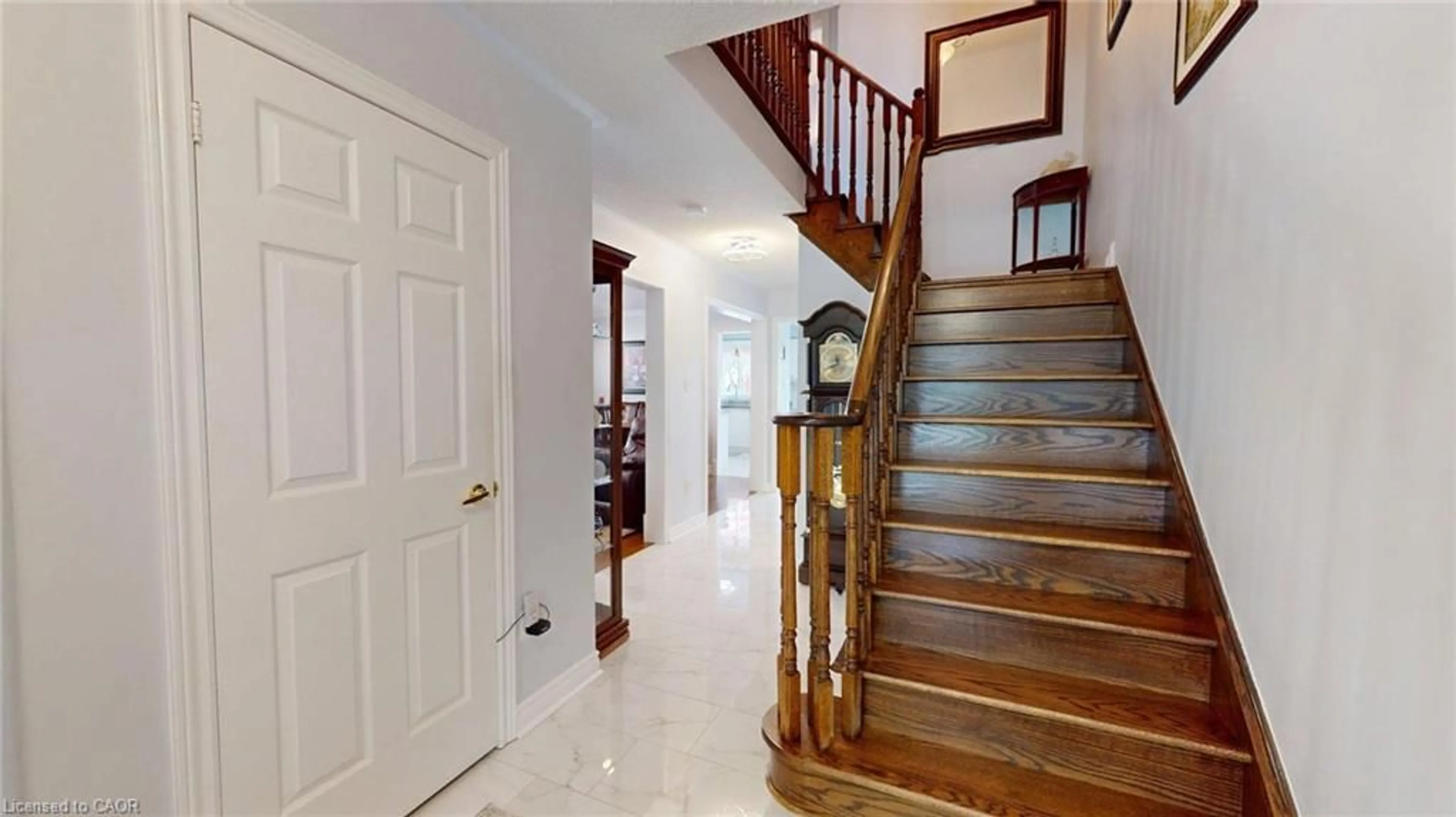 Indoor foyer for 51 Harvest Moon Dr, Bolton Ontario L7E 2L2