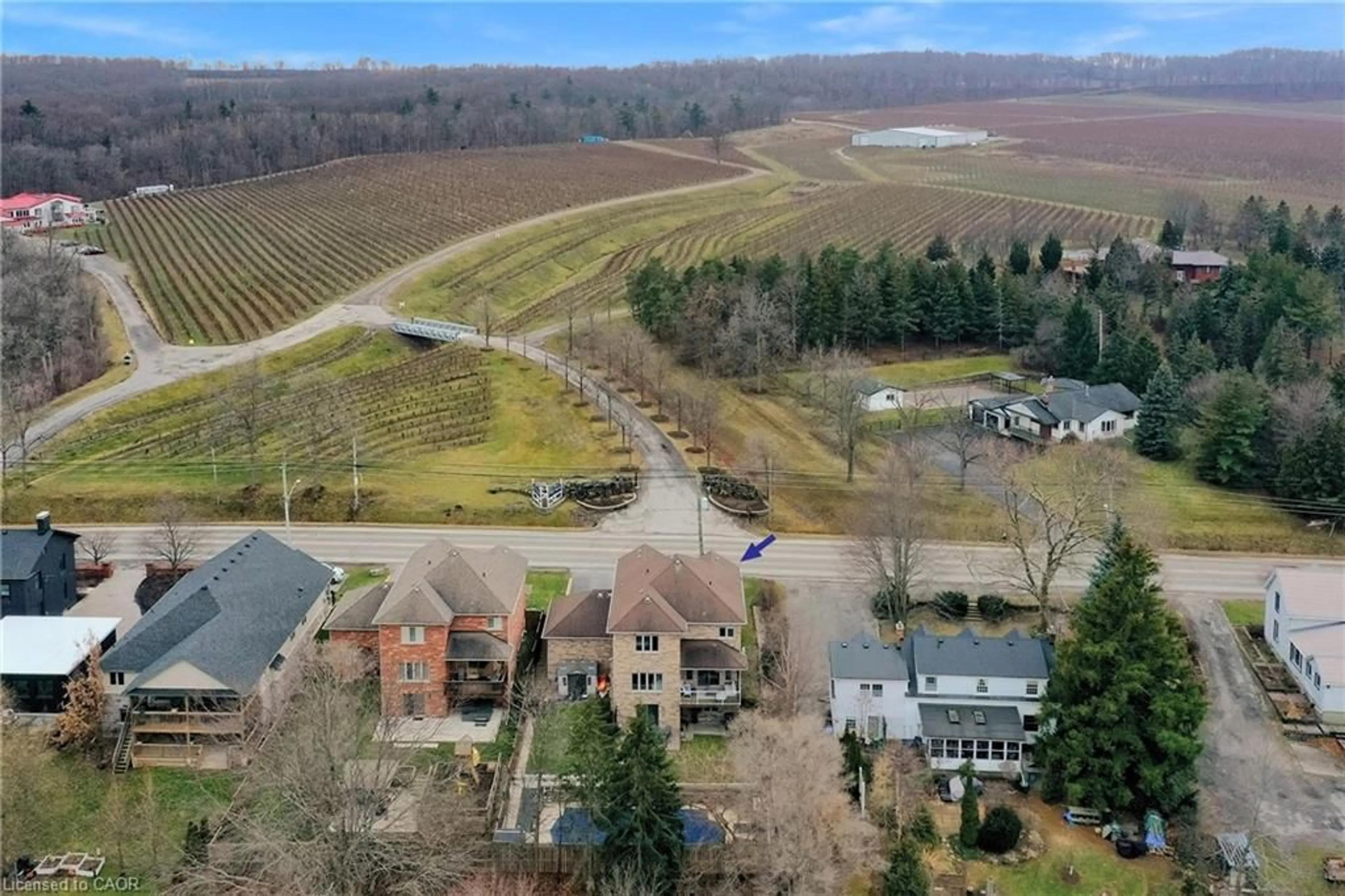 A pic from outside/outdoor area/front of a property/back of a property/a pic from drone, mountain view for 3549 King St, Vineland Ontario L0R 2C0