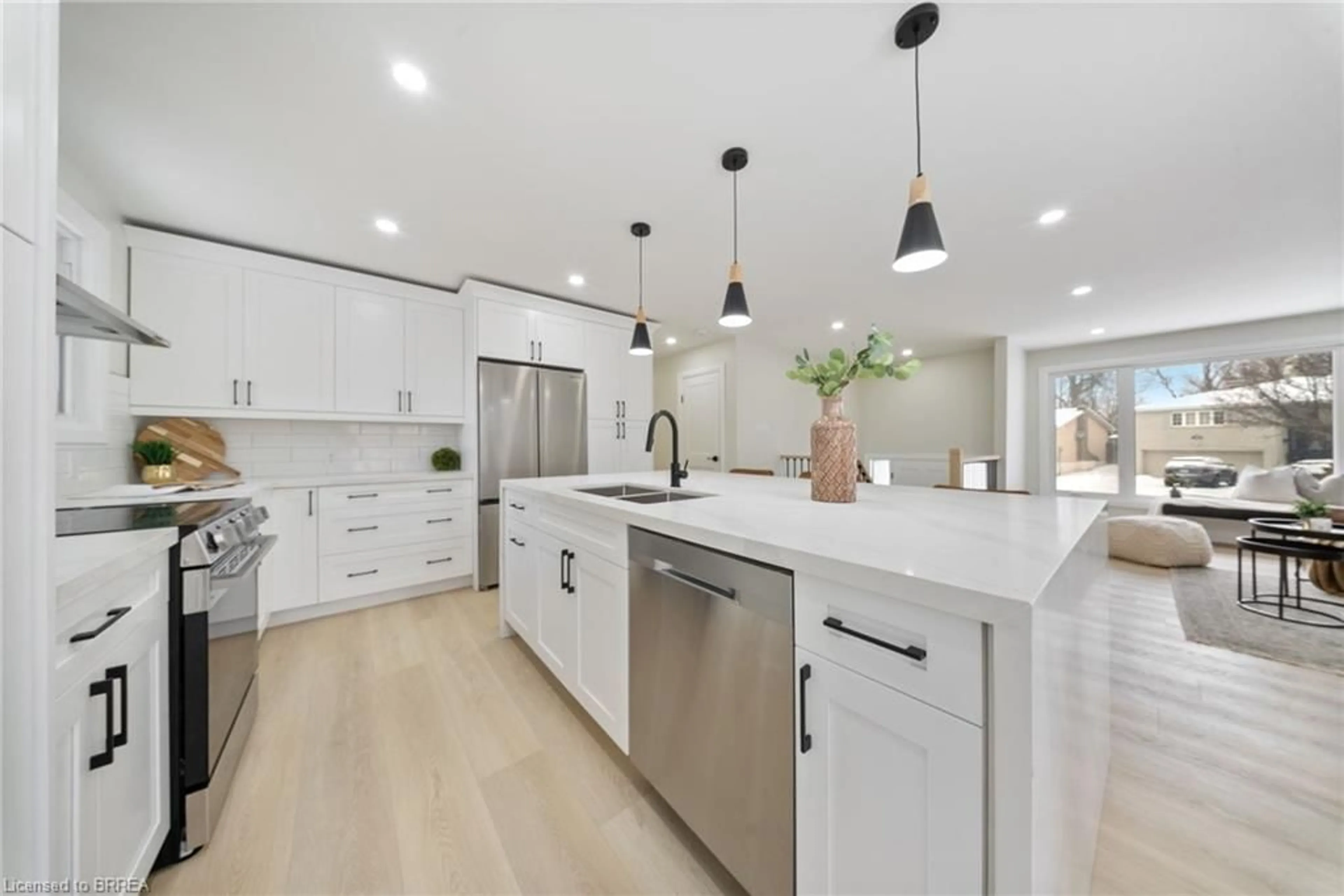 Open concept kitchen, ceramic/tile floor for 31 Hillcrest Ave, Brantford Ontario N3T 5Z2