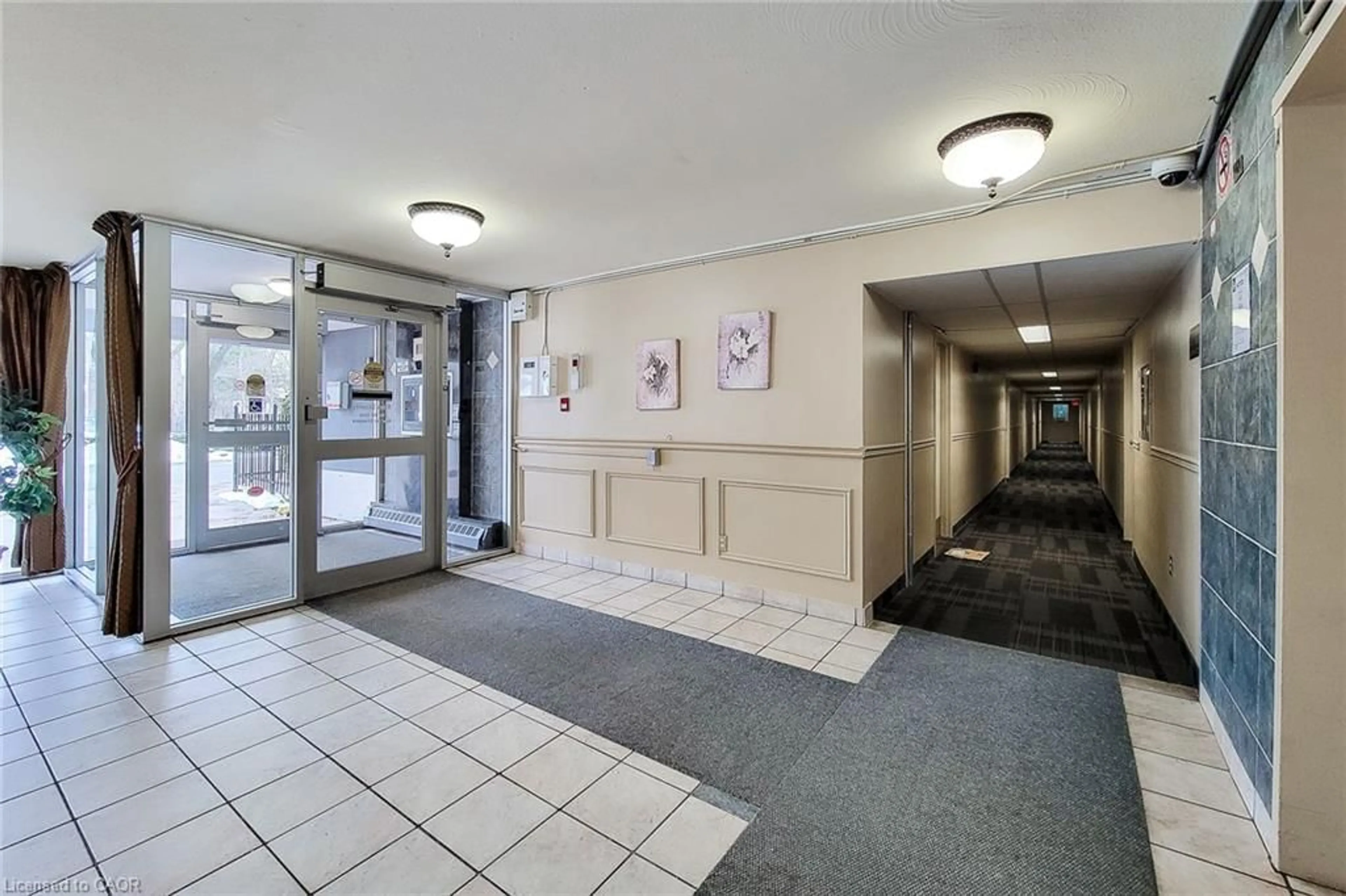 Indoor foyer for 75 Glenburn Crt #905, Hamilton Ontario L8E 1C1